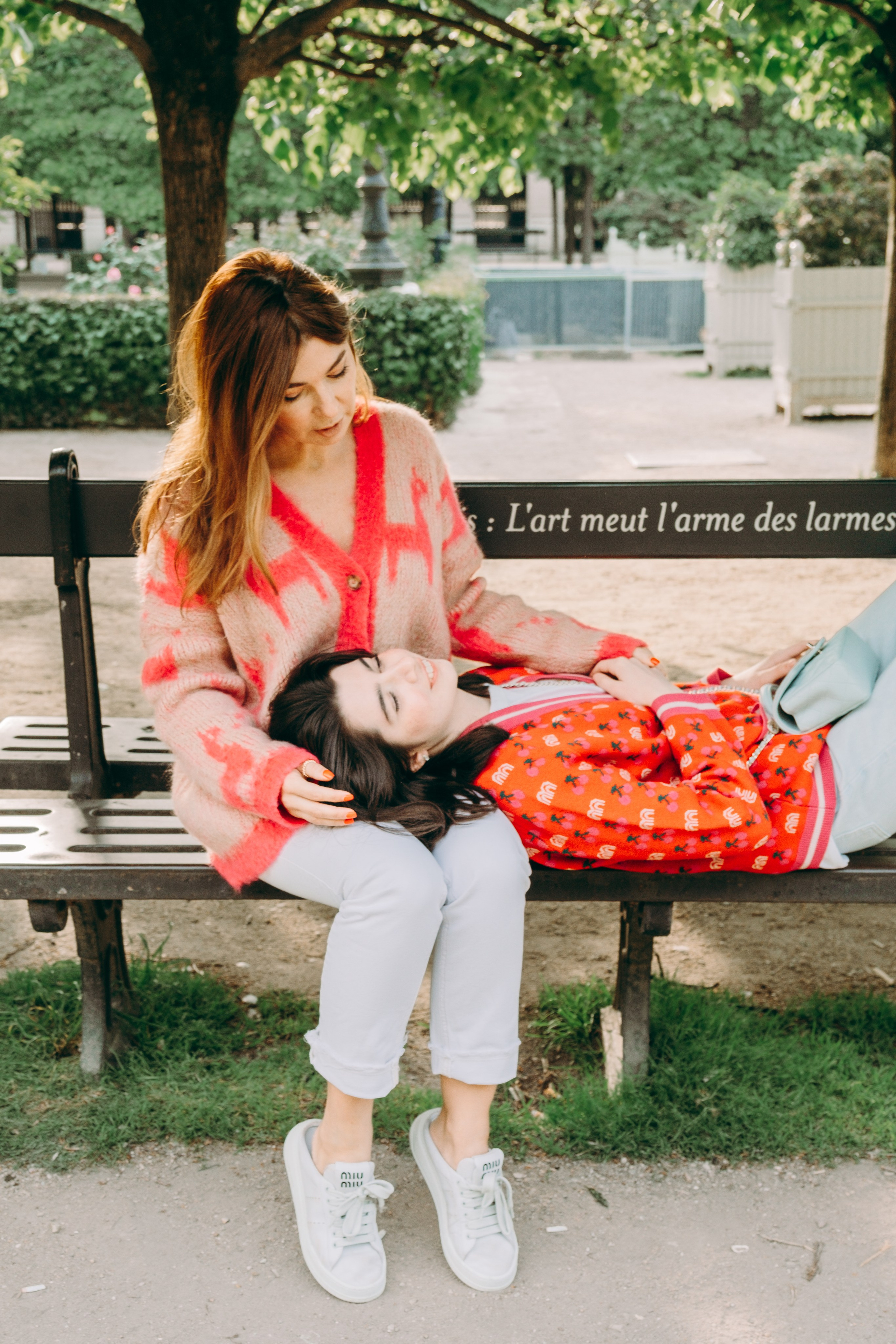 Julia with her adult daughter. Photographer in Paris Marina Chaput
