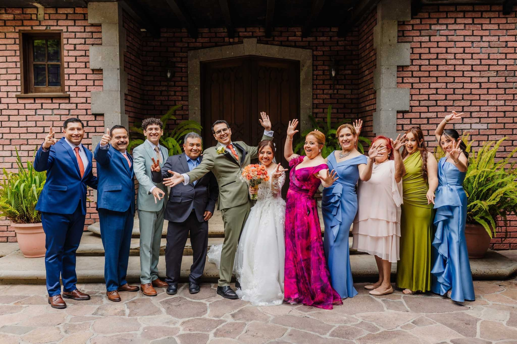 Foto familiar de boda en Casa Emme Playas de Tijuana, novios con familiares y amigos, fotógrafo de bodas en Tijuana Baja California, cobertura profesional de bodas y momentos espontáneos