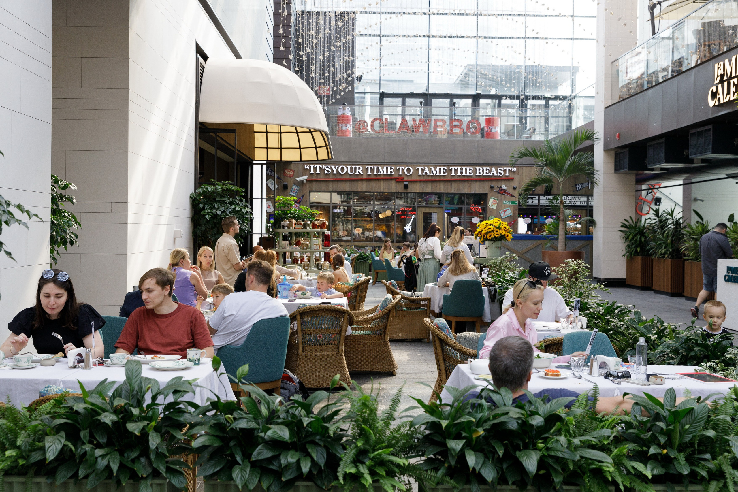 Maslenitsa at Babushka Restaurant, Dubai 2024. Photographer Anna Curly | Weddings and Events in Dubai