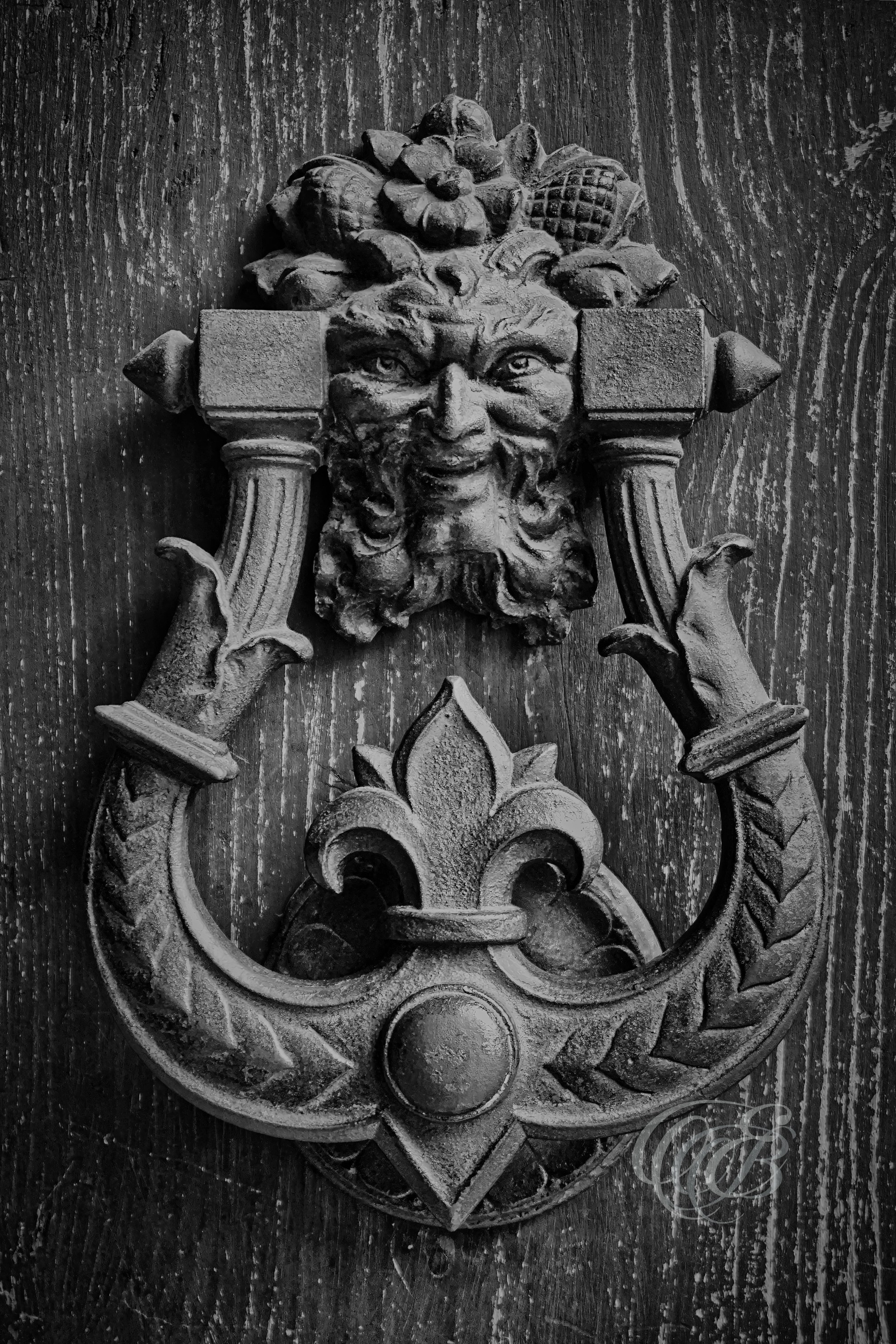 Florence Italy - Antique Door Knocker - B&W - Eduardo Bartoli Fine Art Photography - Black-and-white photograph of an antique door knocker in Florence, Italy – fine art photography by Eduardo Bartoli.