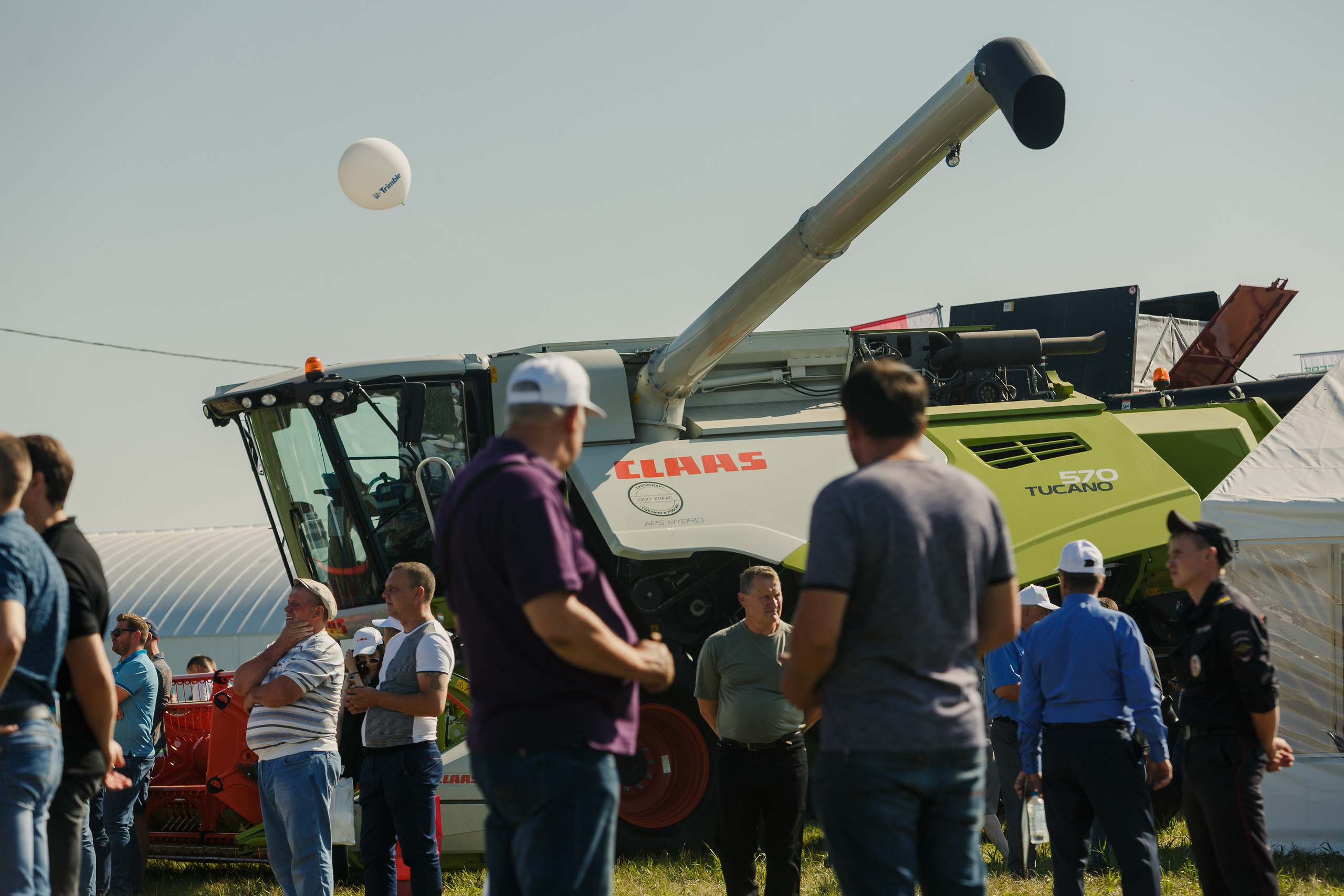Exposición de maquinaria agrícola. Fotógrafo de retrato, familia y reportajes en Valencia | España | Europa Vitalii Lumier