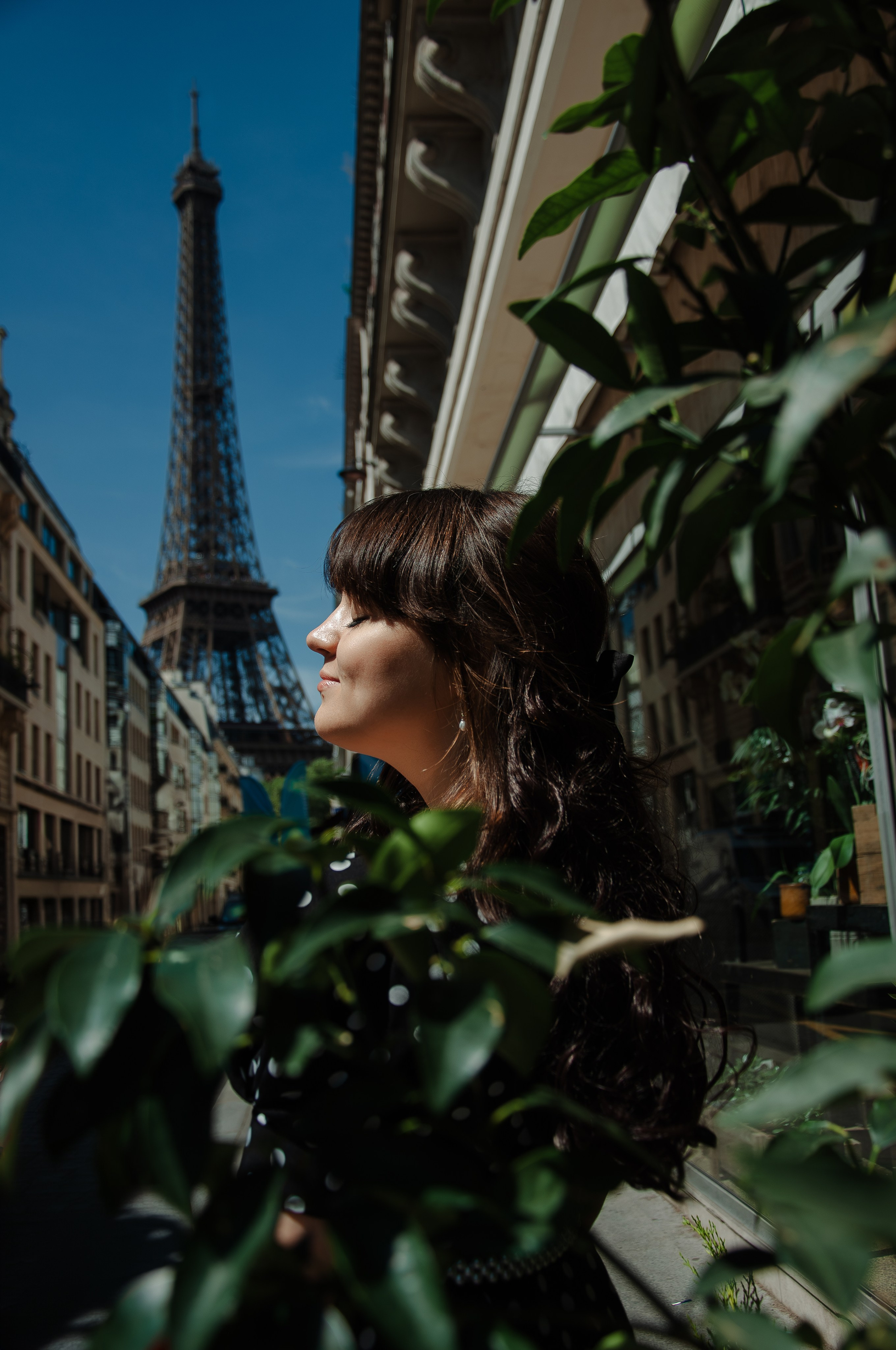 Женский портрет у Эйфелевой башни. Фотограф в Париже Полина Осипова