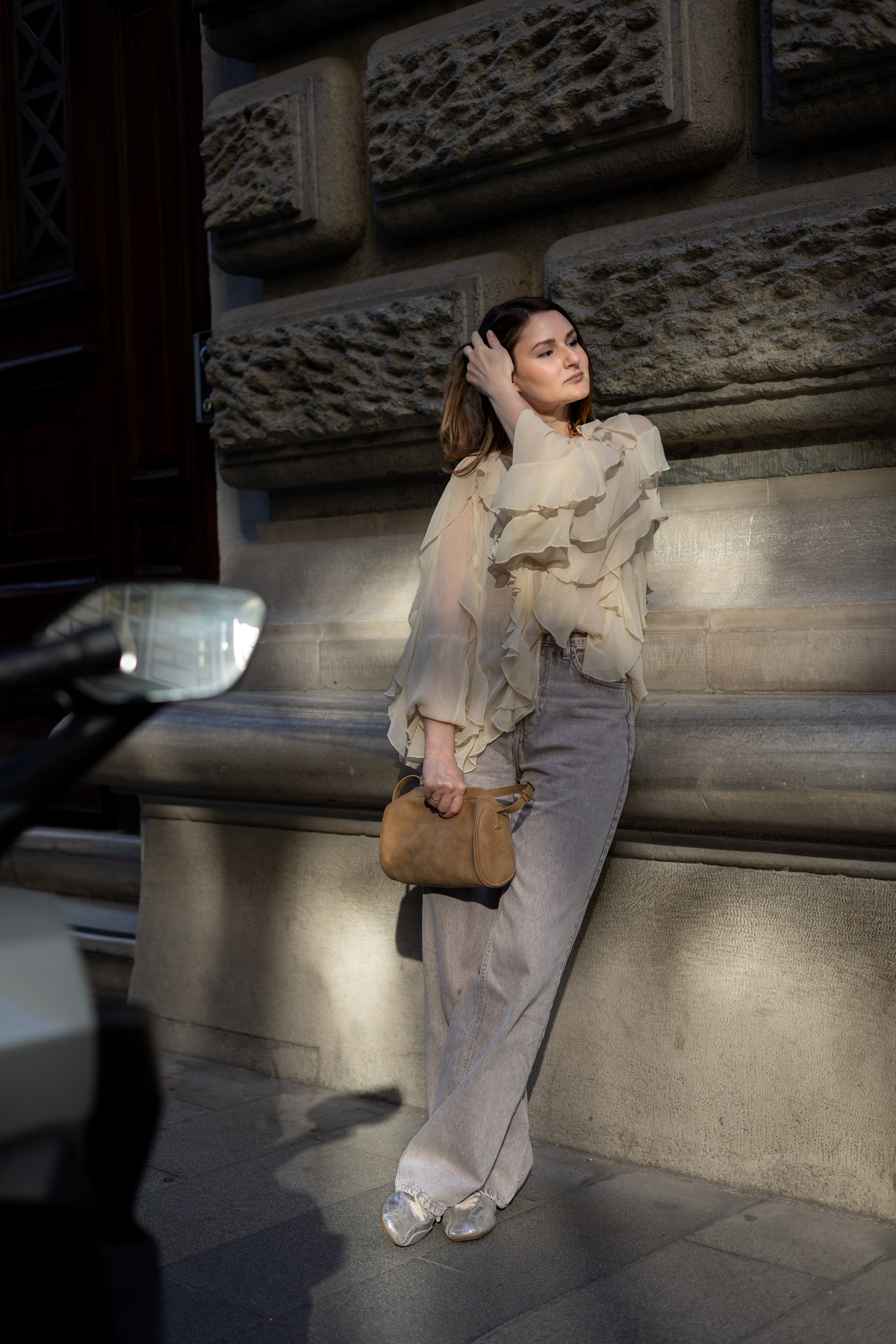 Фотосессия на улицах Стамбула - девушка поправляет волосы на фоне мотоцикла в Стамбуле