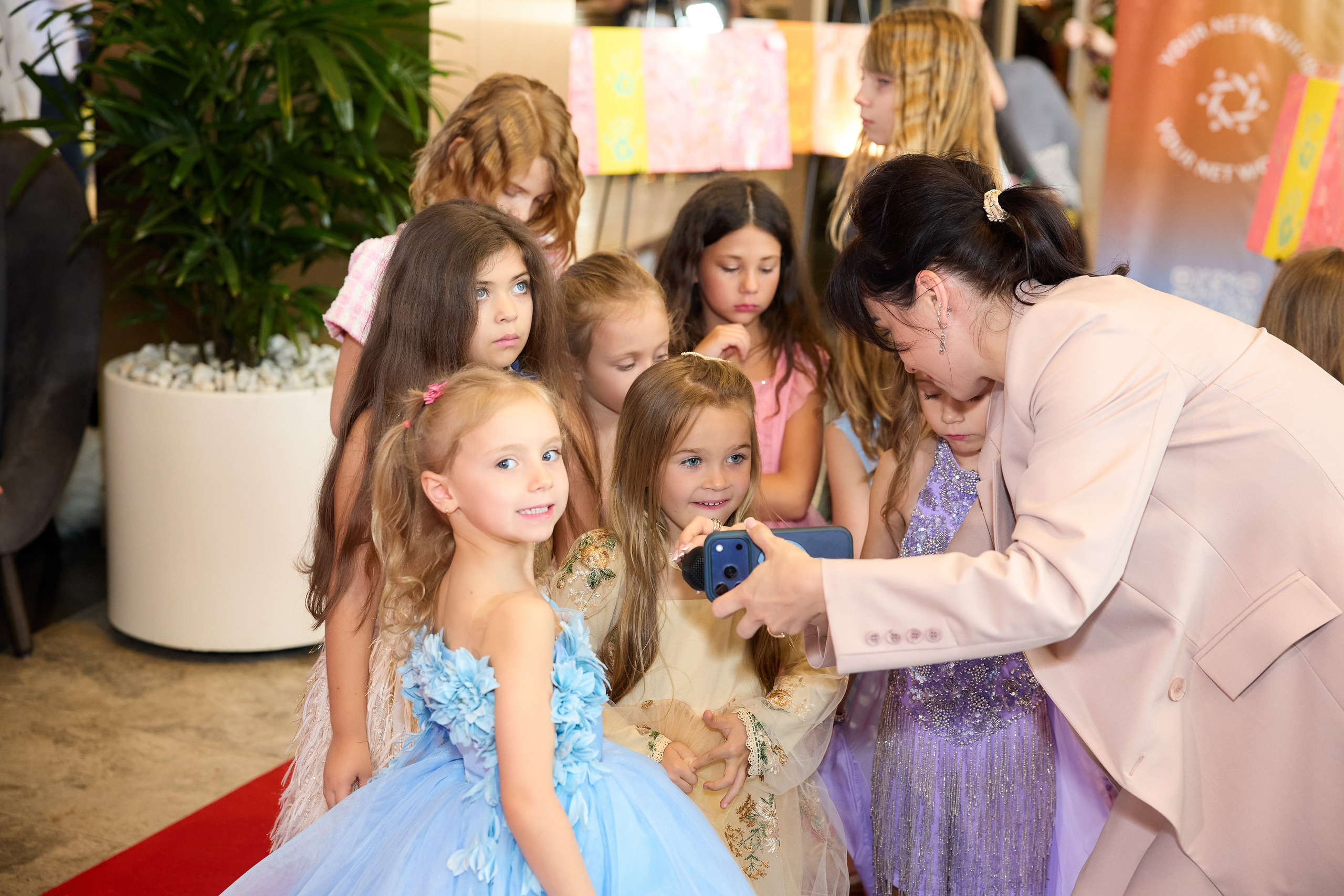 Авторская благотворительная художественная выставка Дианы Бортник. Фотограф Юлия Маковеева