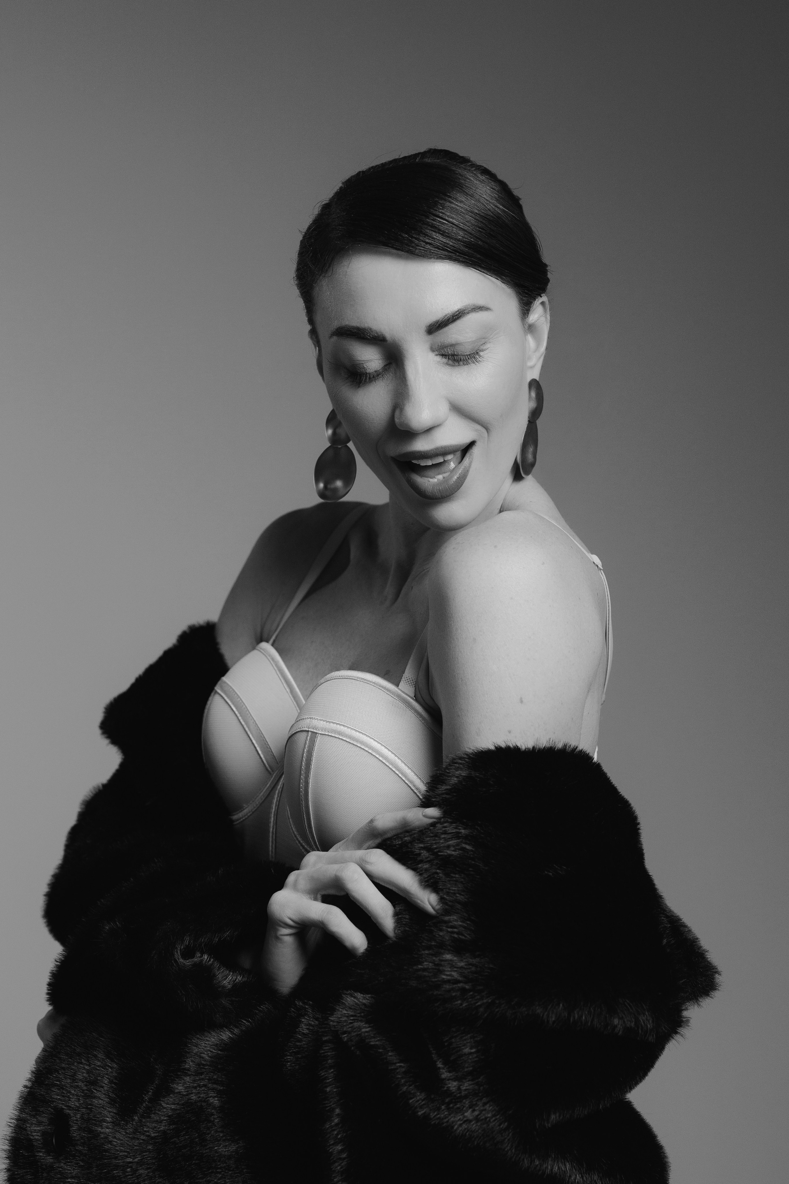 Artistic black and white studio portrait of a woman in elegant styling with soft shadow and cinematic lighting, photographed in Leipzig, Germany. Художественный черно-белый студийный портрет женщины в элегантном образе с мягкими тенями и кинематографичным светом, снятый в Лейпциге, Германия.