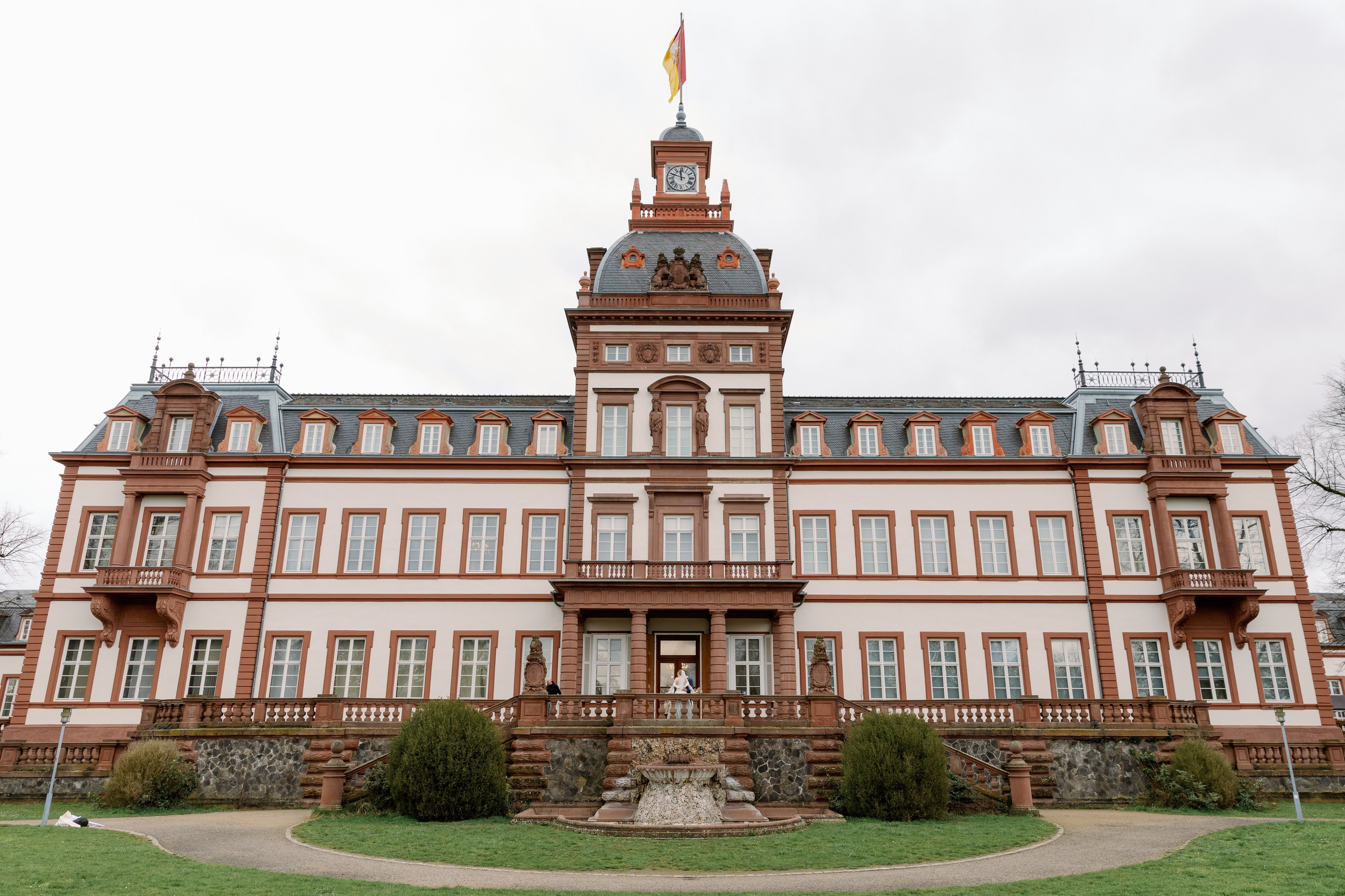 Außenfassade von Schloss Philippsruhe an einem windigen Hochzeitstag in Hanau