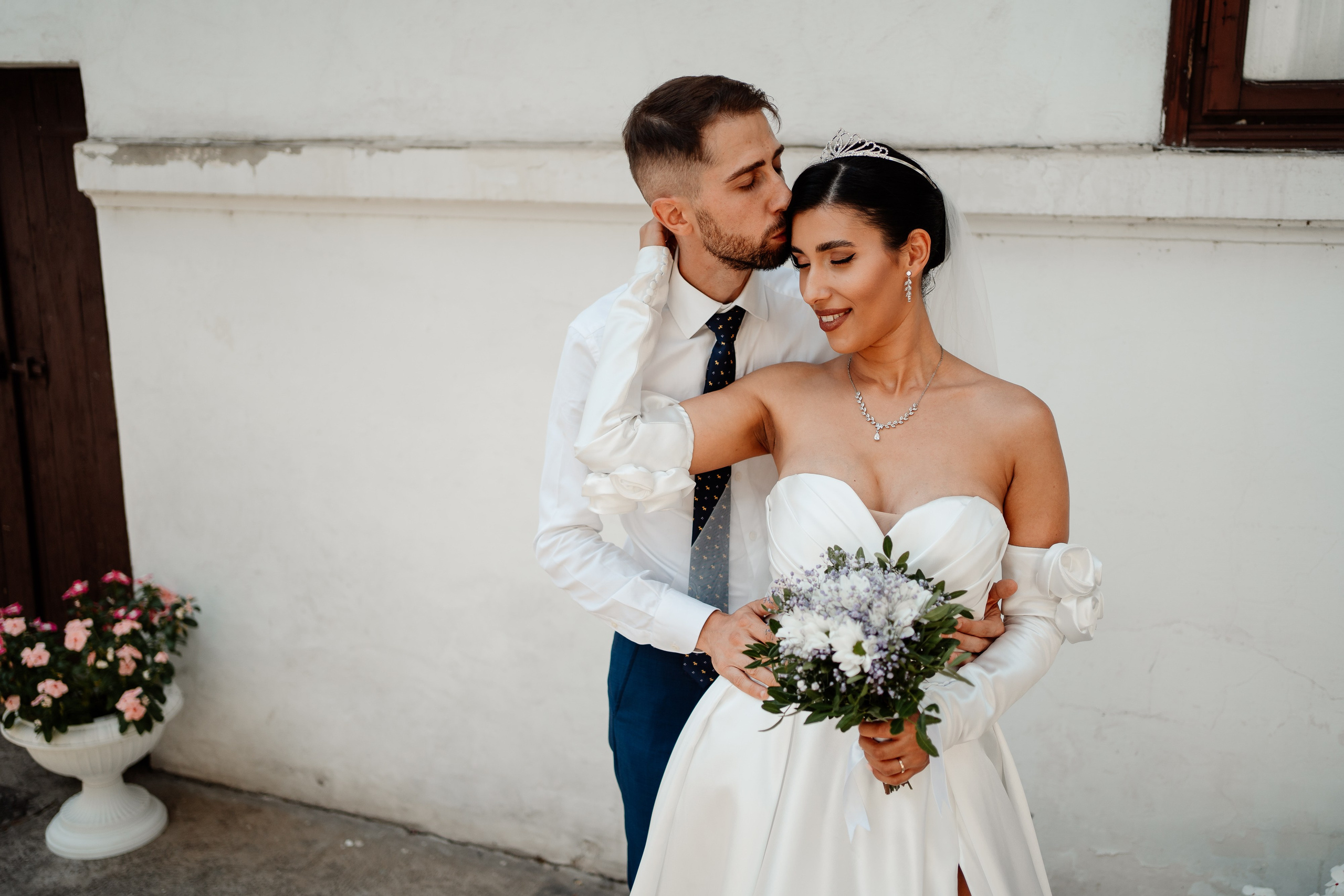 Moment emoționant între miri în ziua nunții, surprins într-un cadru natural și romantic, in Bucuresti. Fotografie de nuntă profesională, editată artistic pentru a evidenția emoția și eleganța evenimentului.