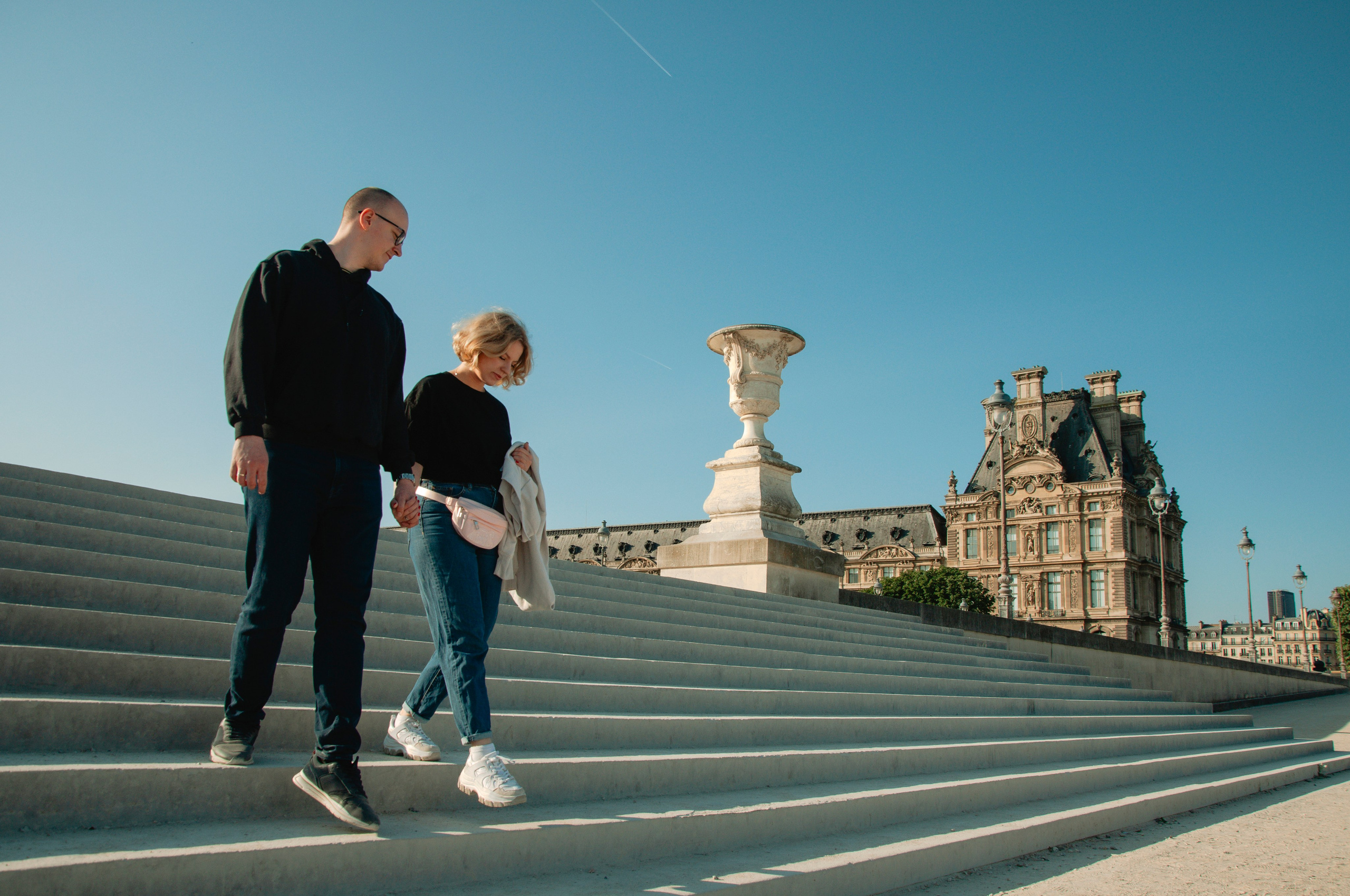 Couple photoshoot near the Louvre. Paris photographer — Polina Osipova