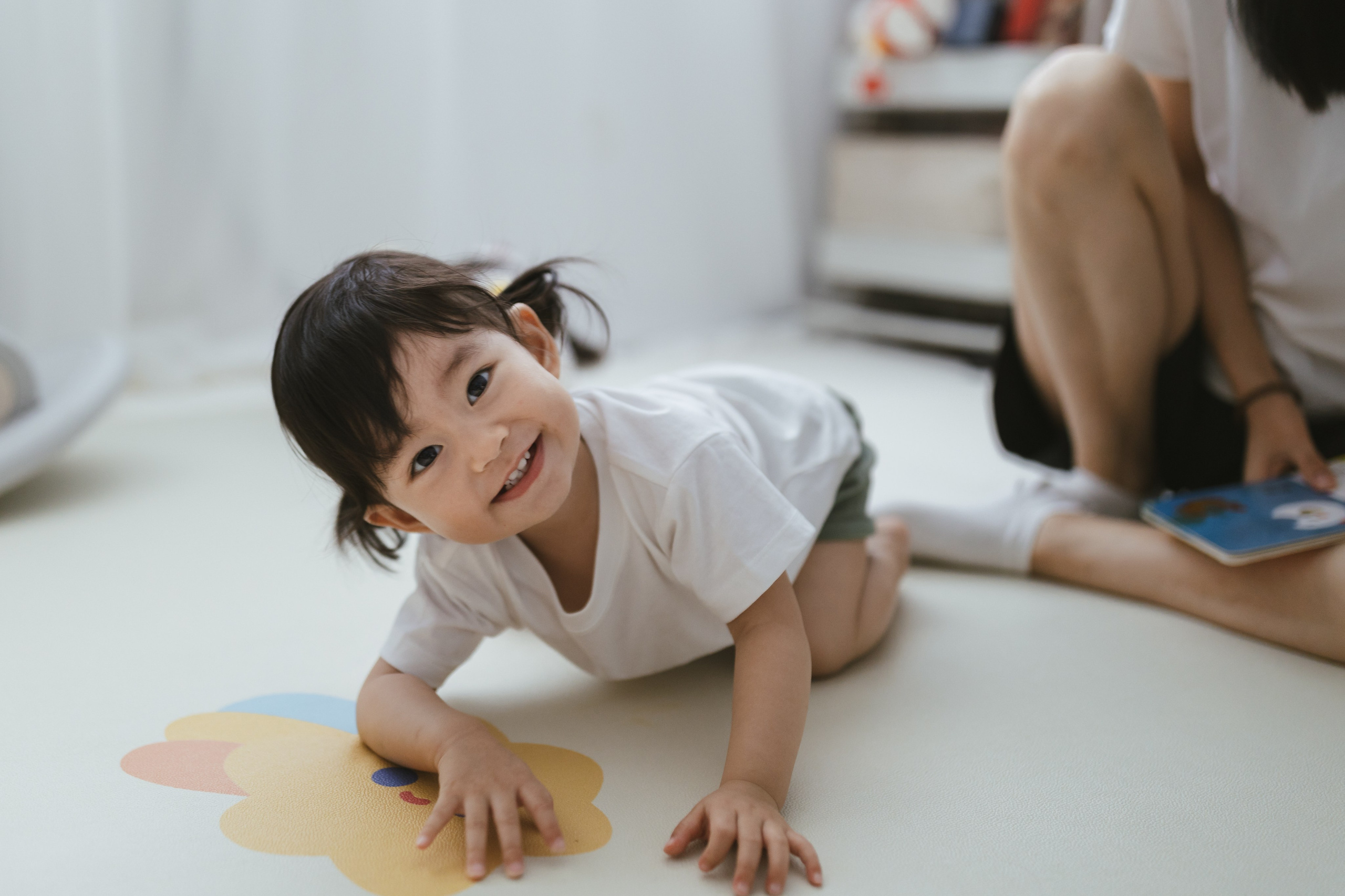 A photo shoot of an adorable 1.5-year-old girl. Shanghai Family Photographer Dora