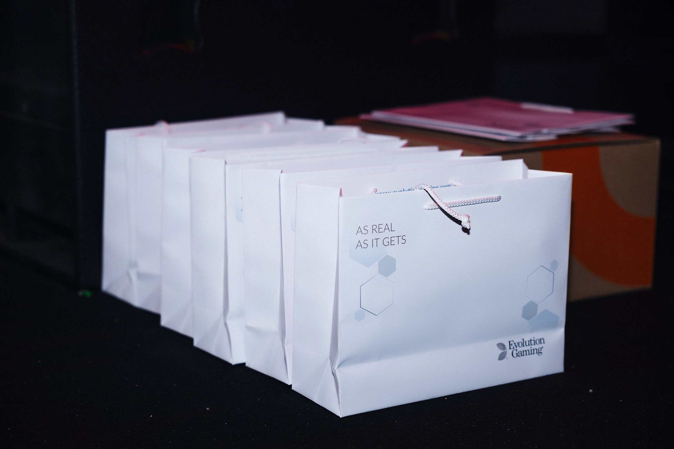 Новогодняя фотосессия в стиле «Оскар» для компаний — свет софитов и звёздные кадры. Евгений Тимофеев | Свадебный и контент-фотограф и видеограф в Риге