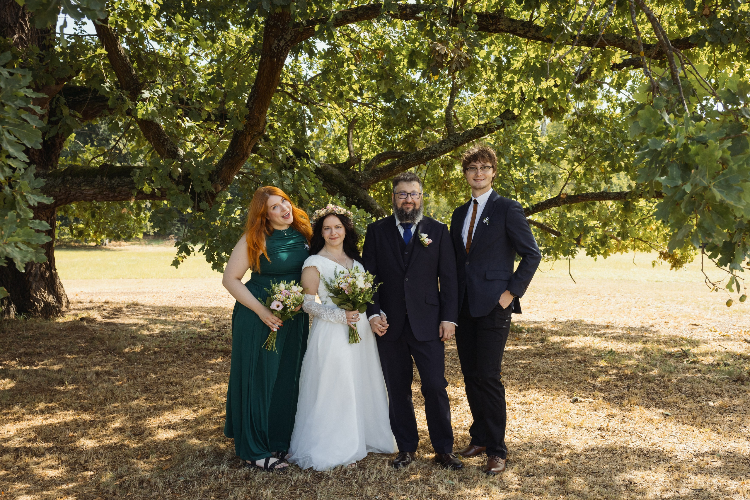 Autentická svatební fotografie v Písku – přátelství, smích a přirozené emoce pod letními stromy