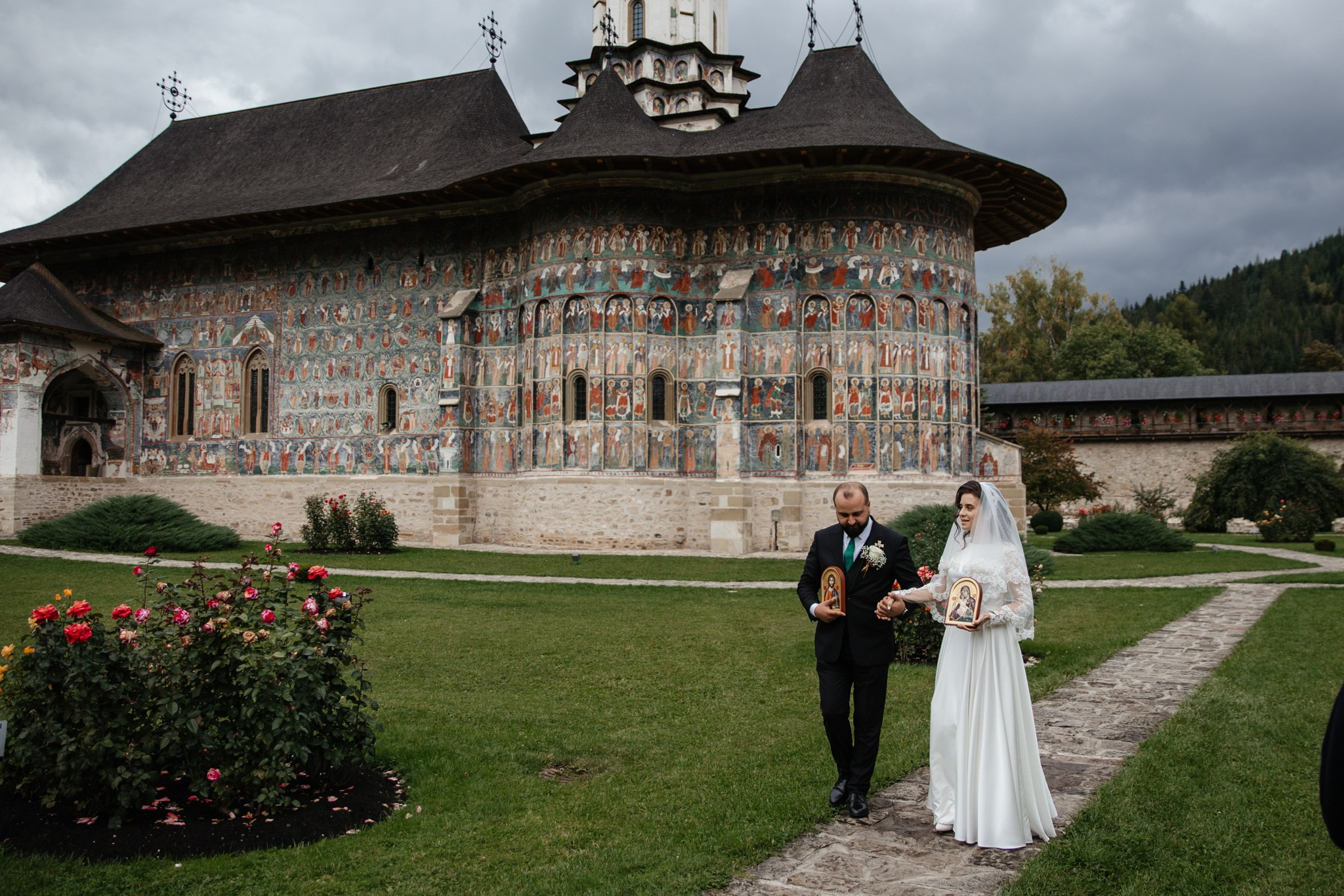 Nunta de Poveste la Sucevița: Cristi și Andreea. Servicii foto-video profesionale, pentru momente de neuitat