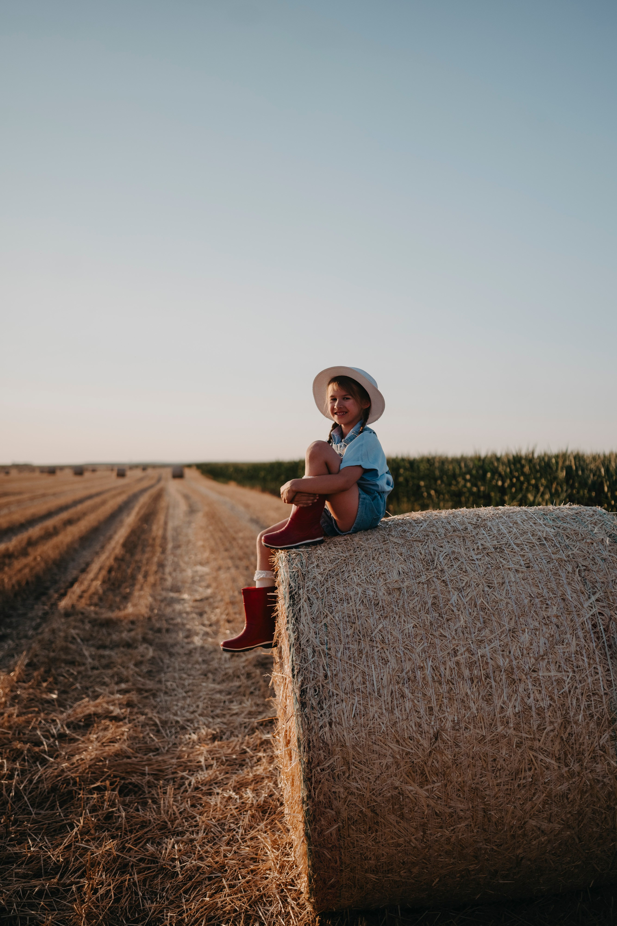 Letnje fotografisanje u polju suncokreta i sena. Deciji i porodicni fotograf u Beogradu Oksana Skendzic