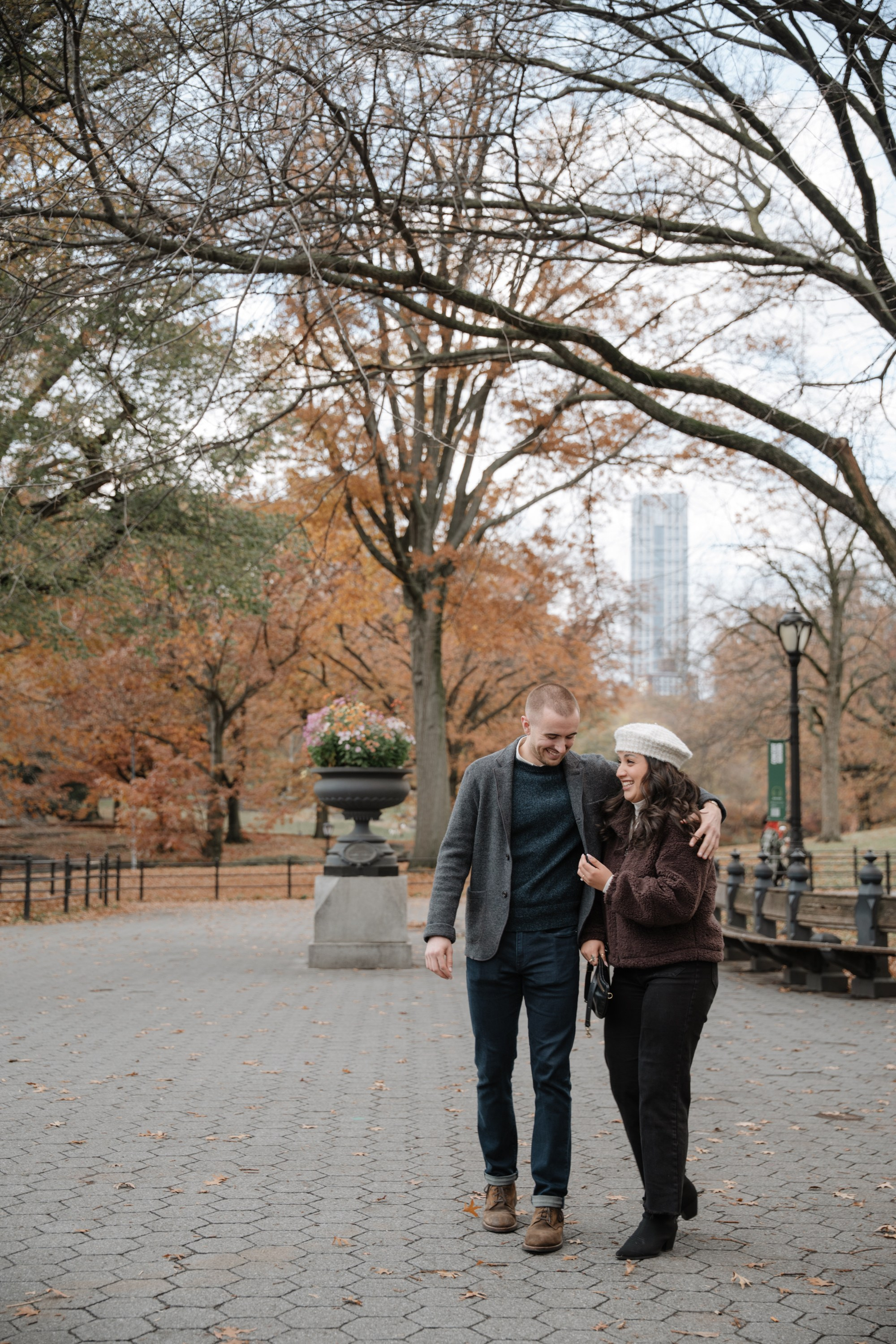 Proposal in Central Park. Portrait and wedding photographer in New York