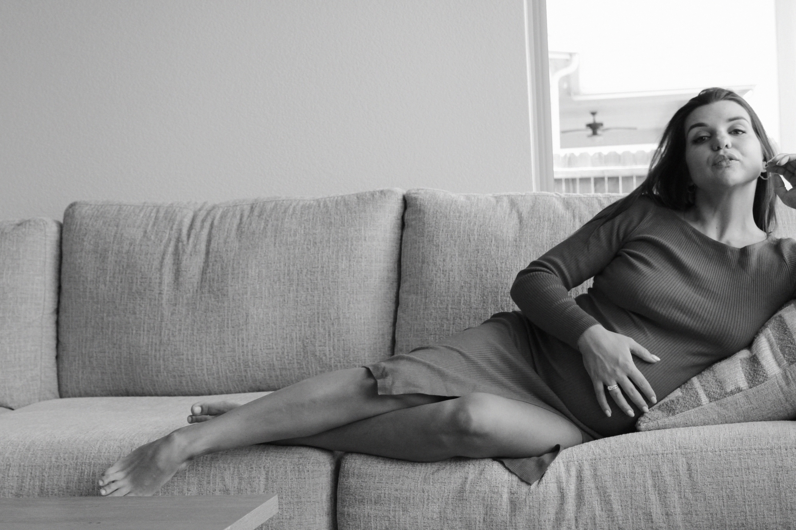 Maternity, Family & Pregnancy Photoshoot at Home. Lana Petrychenko — Portrait & Family Photographer. Valencia, Spain