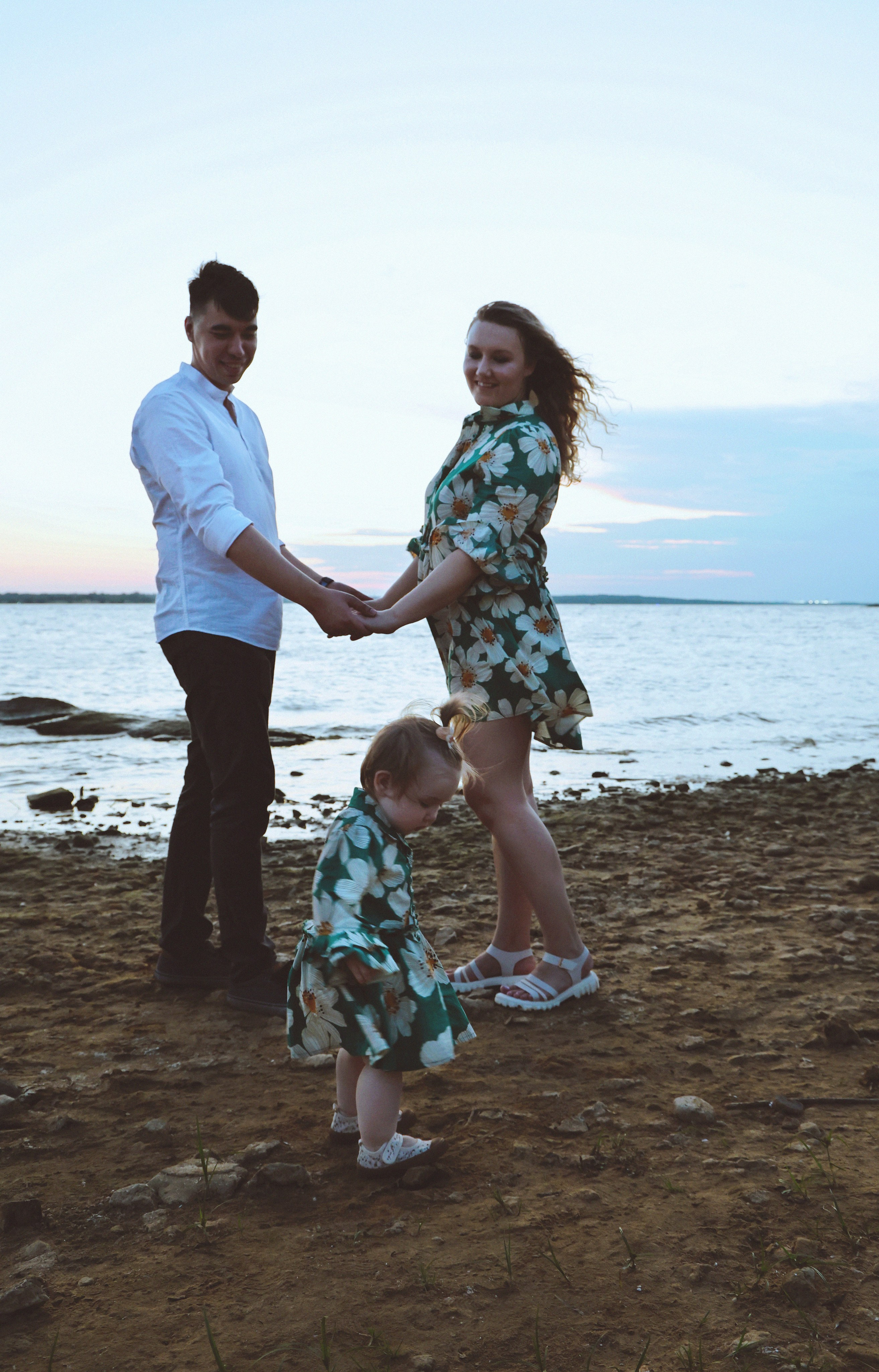 Baby Family Photoshoot – Outdoor Family Photography with Infant or Toddler. Lana Petrychenko — Portrait & Family Photographer. Valencia, Spain