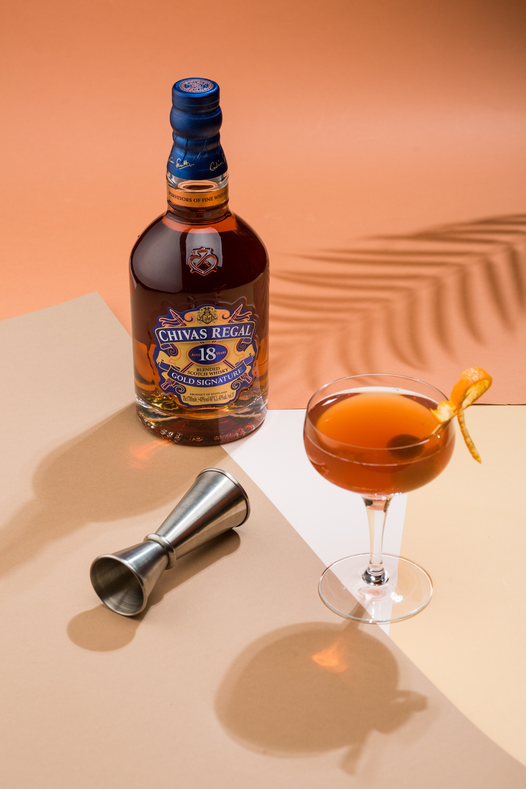 Chivas Regal 18 illik viski və portağal dilimli kokteyl — premium içki və kokteyl fotoqrafiyası.