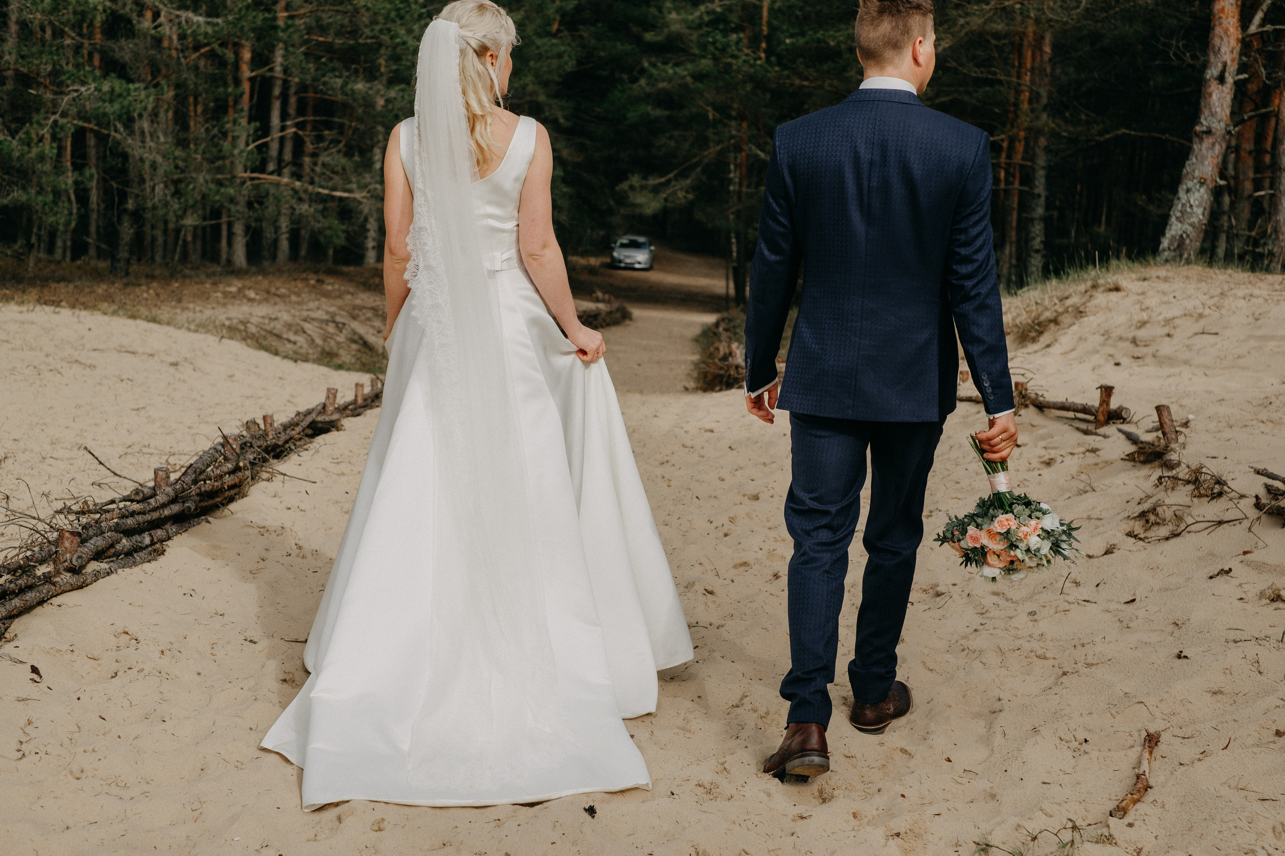 Aiga + Juris / 2021 Kāzu fotosesija pie jūras Carnikavā. Kāzu × Ģimenes notikumu fotografs Edgars Kalniņš