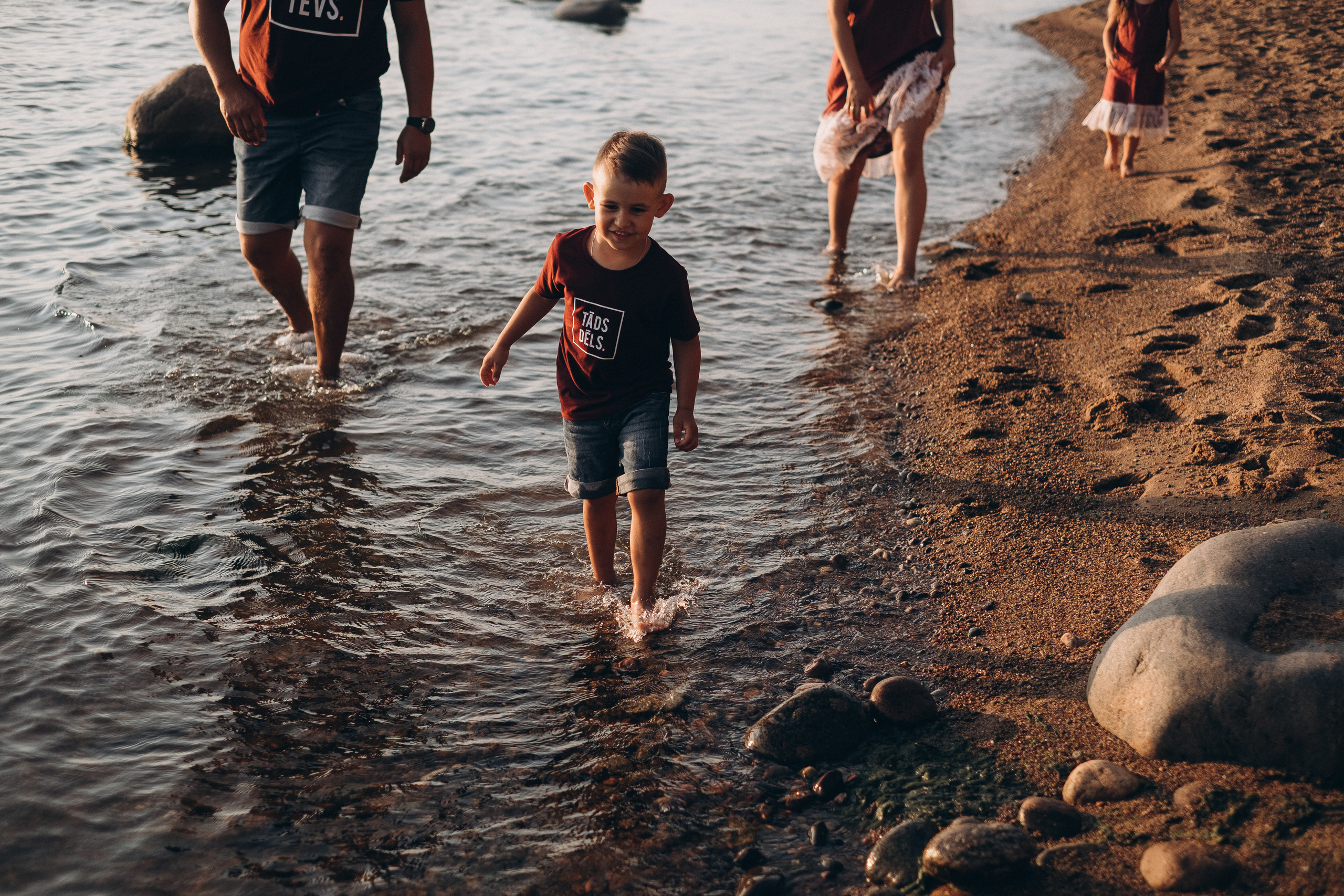 Ģimenes fotosesija Veczemju klintīs. Kāzu × Ģimenes notikumu fotografs Edgars Kalniņš