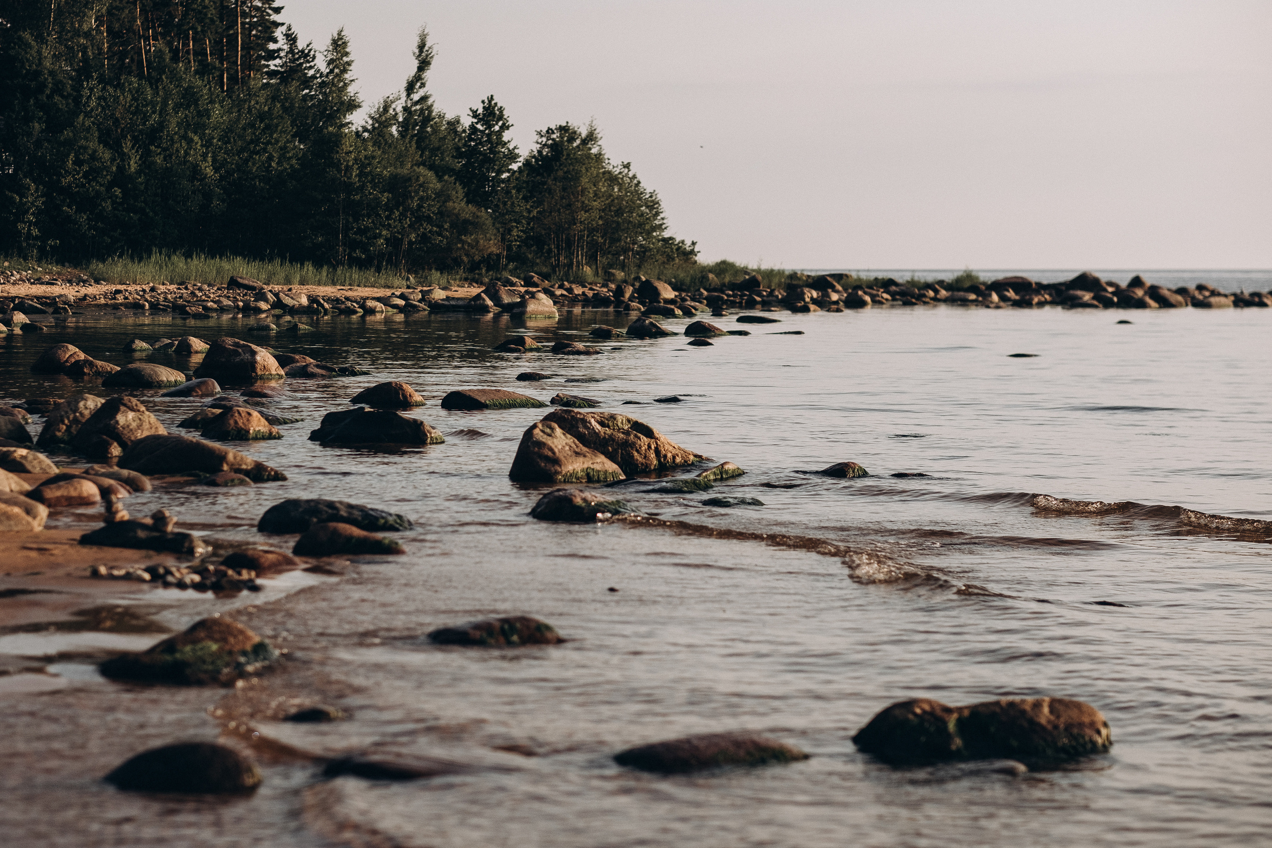 Veczemju klints pludmālē redzamā ainava. Akments, jūra, saulriets.