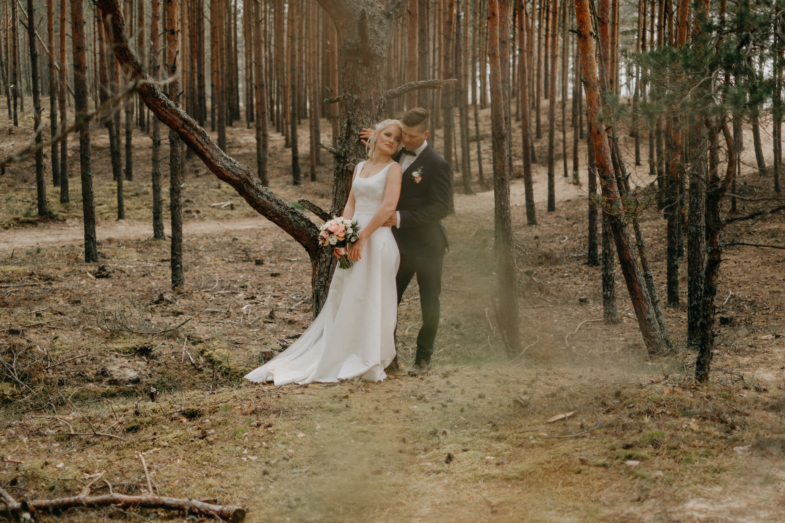 Aiga + Juris / 2021 Kāzu fotosesija pie jūras Carnikavā. Kāzu × Ģimenes notikumu fotografs Edgars Kalniņš