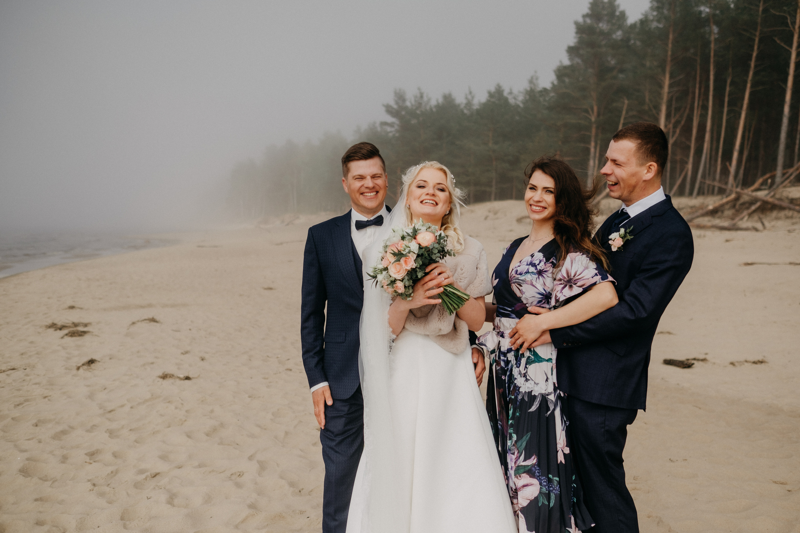 Aiga + Juris / 2021 Kāzu fotosesija pie jūras Carnikavā. Kāzu × Ģimenes notikumu fotografs Edgars Kalniņš