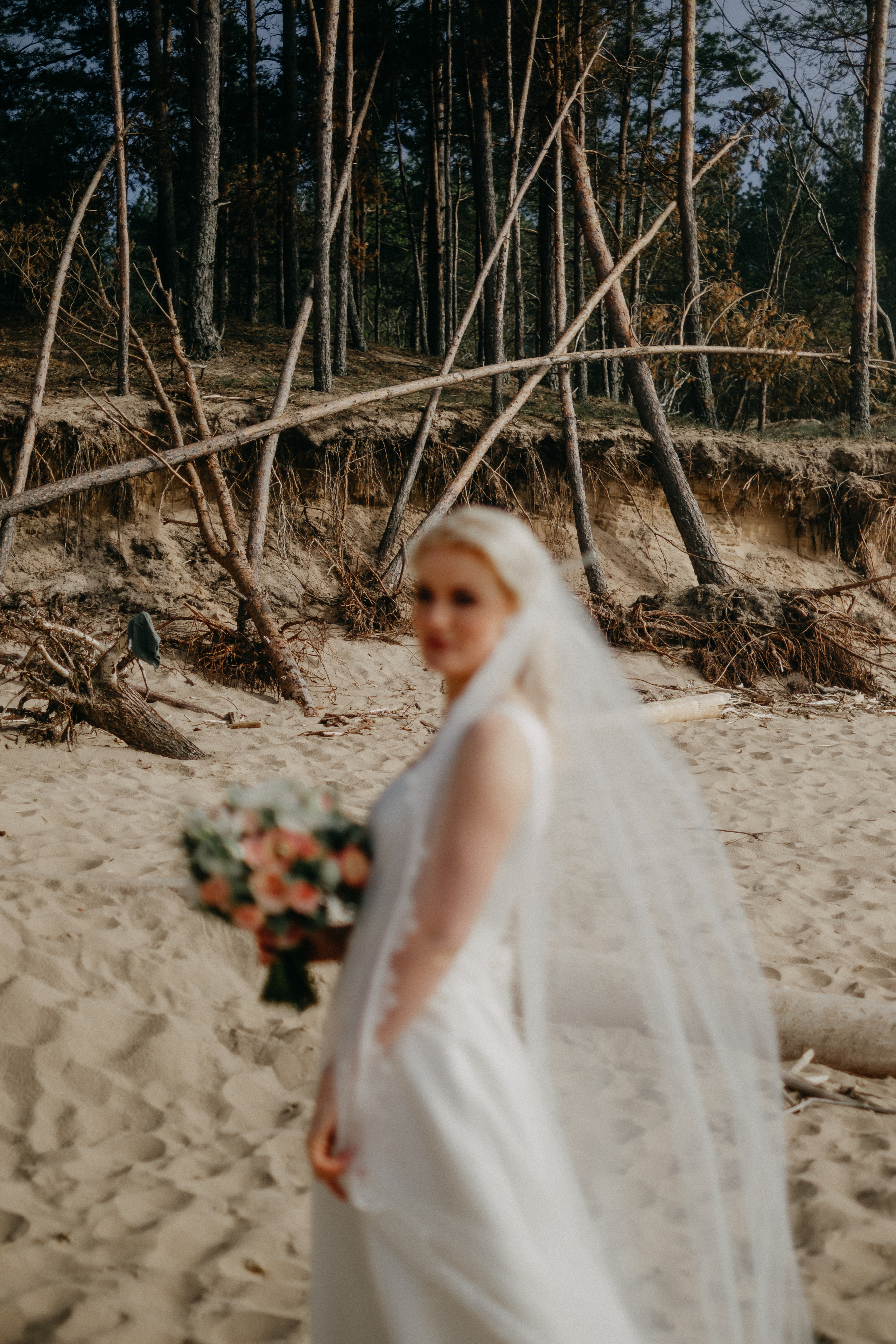 Aiga + Juris / 2021 Kāzu fotosesija pie jūras Carnikavā. Kāzu × Ģimenes notikumu fotografs Edgars Kalniņš