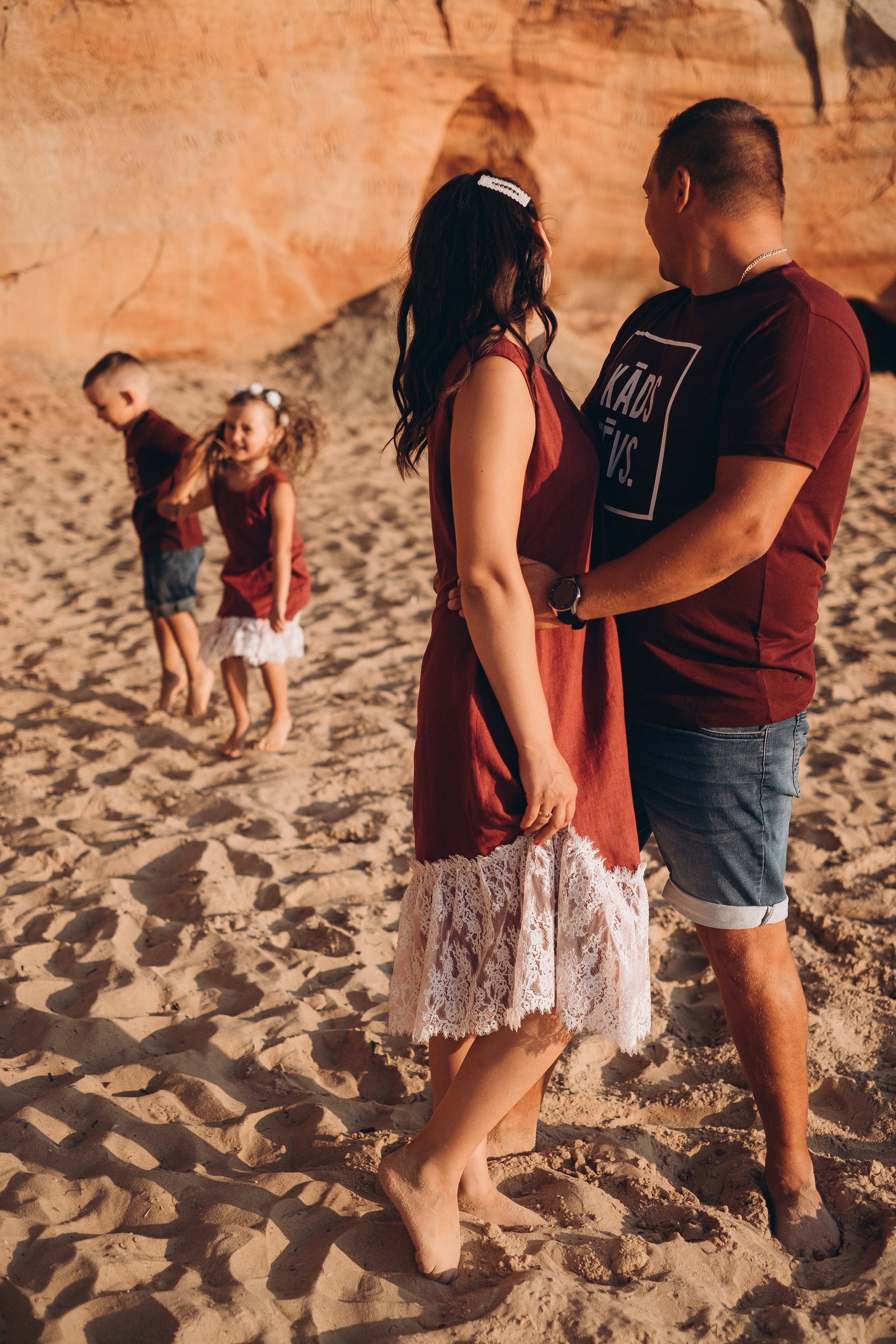 Ģimenes fotosesija Veczemju klintīs. Kāzu × Ģimenes notikumu fotografs Edgars Kalniņš