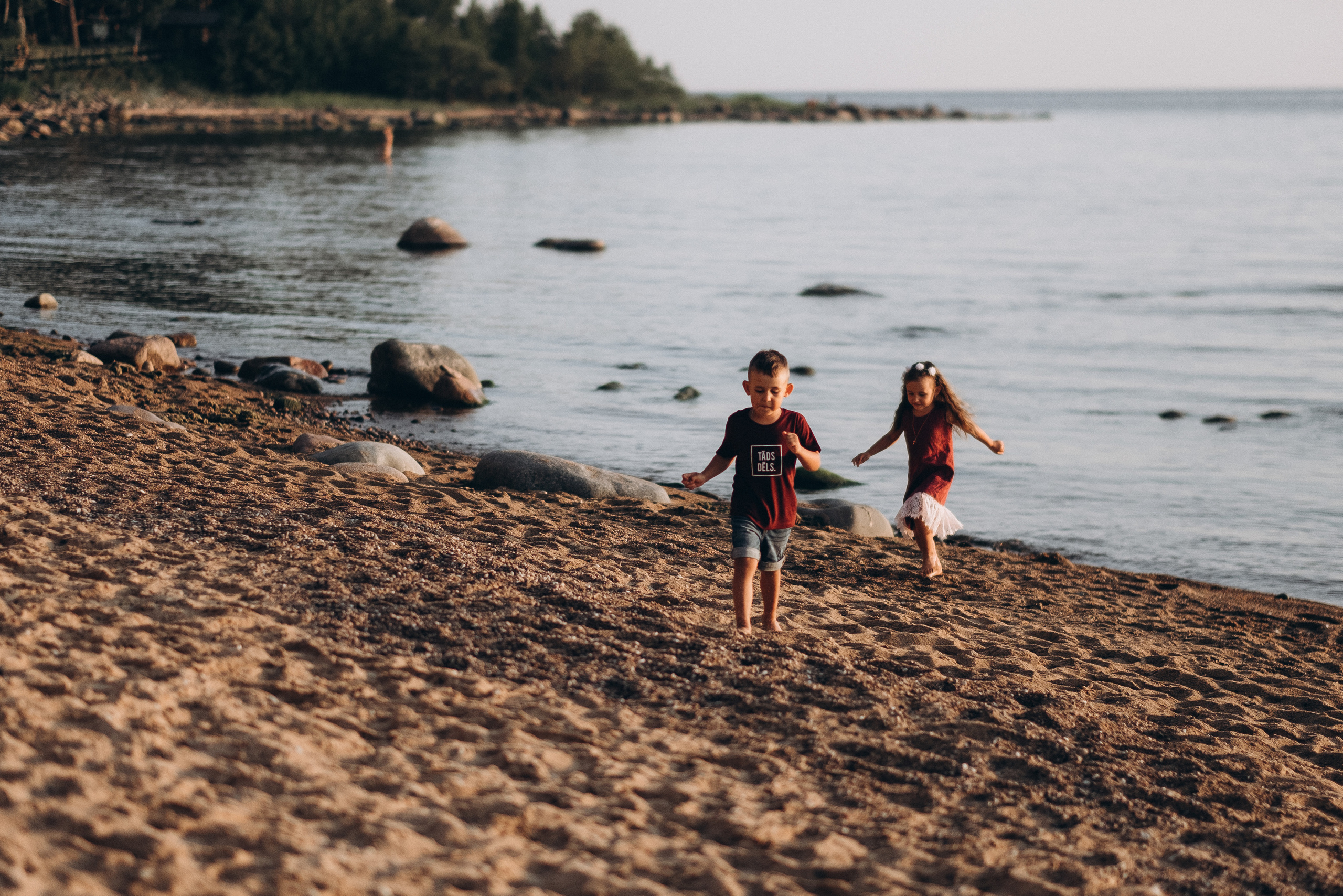 Ģimenes fotosesija Veczemju klintīs. Kāzu × Ģimenes notikumu fotografs Edgars Kalniņš