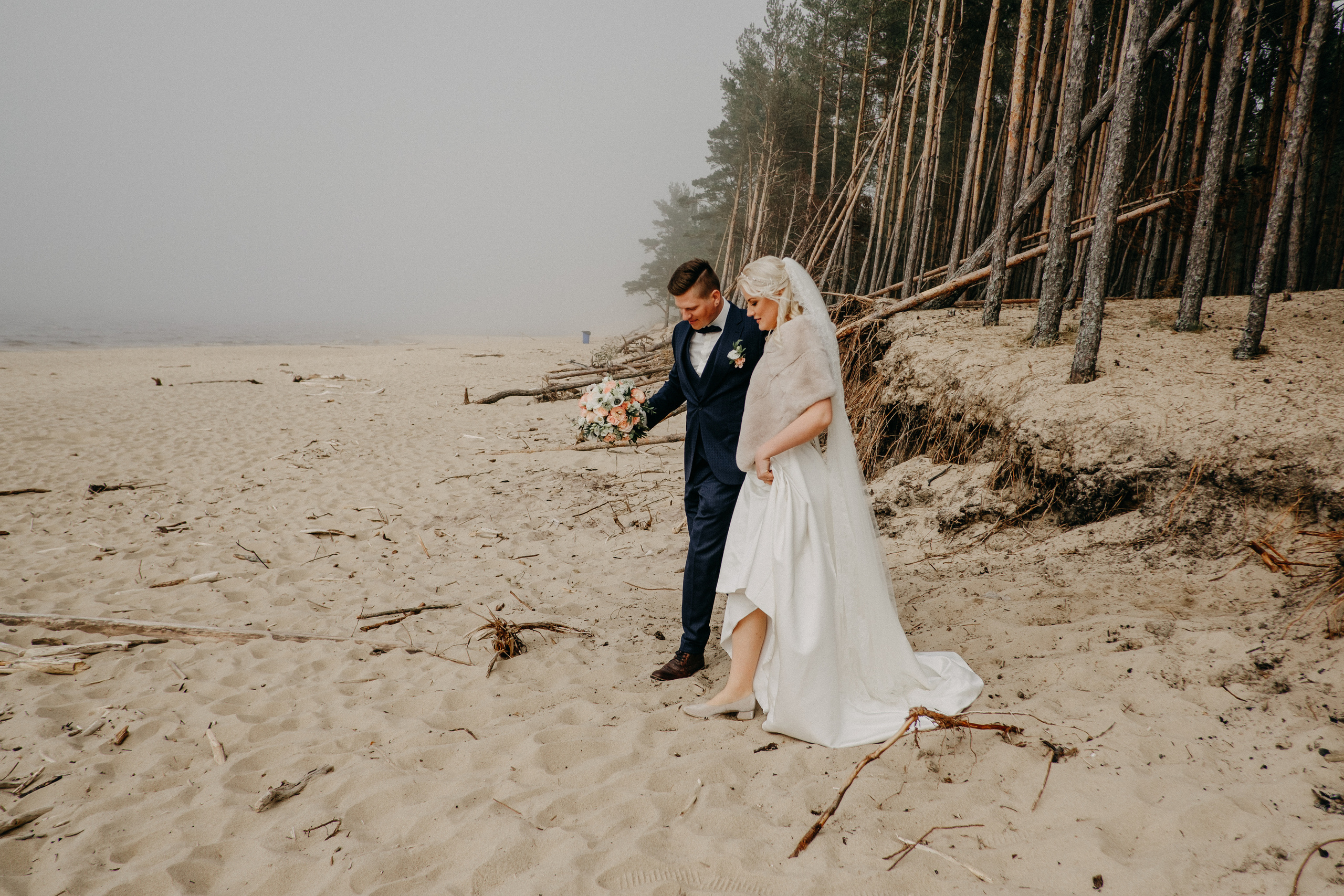 Aiga + Juris / 2021 Kāzu fotosesija pie jūras Carnikavā. Kāzu × Ģimenes notikumu fotografs Edgars Kalniņš