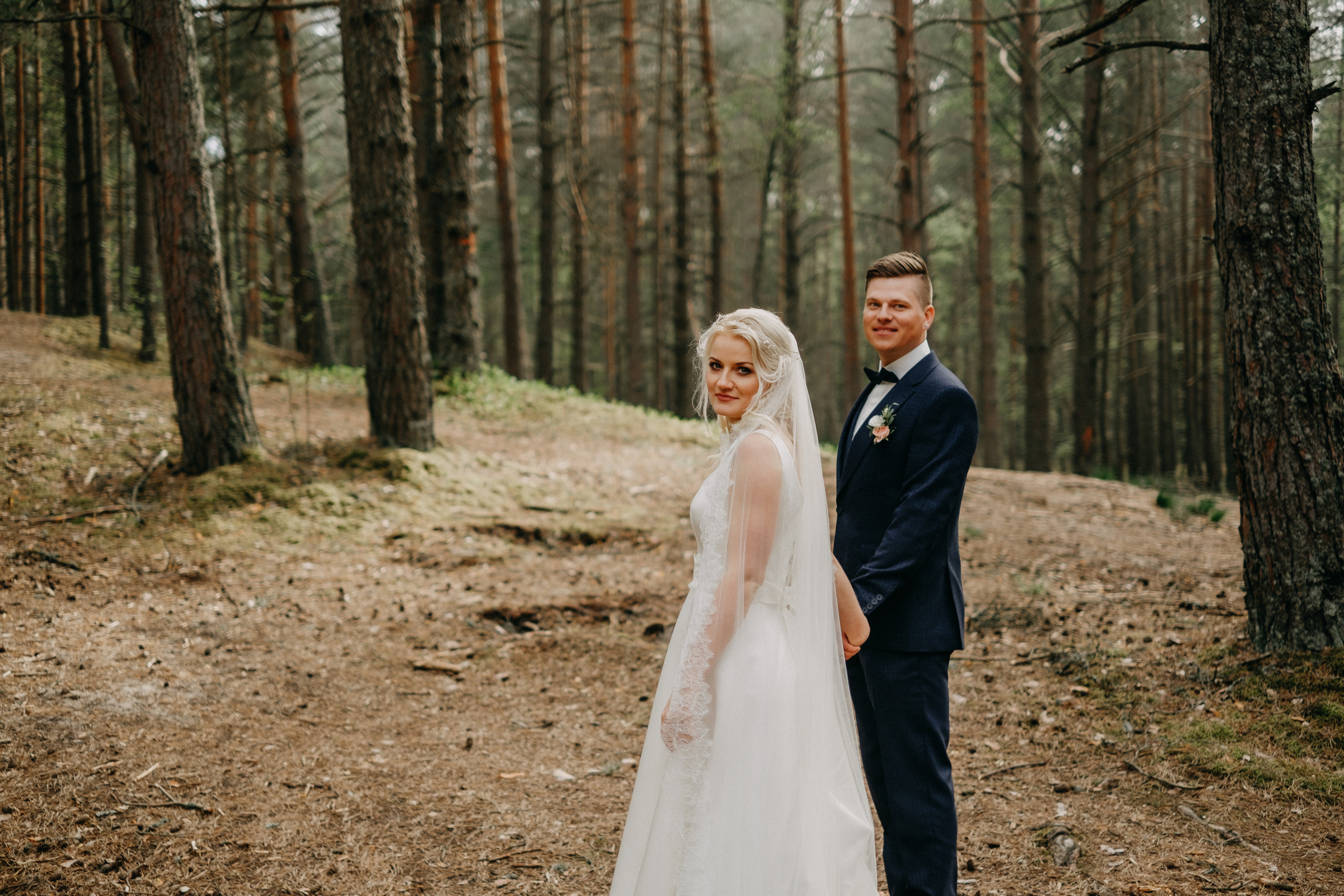 Aiga + Juris / 2021 Kāzu fotosesija pie jūras Carnikavā. Kāzu × Ģimenes notikumu fotografs Edgars Kalniņš