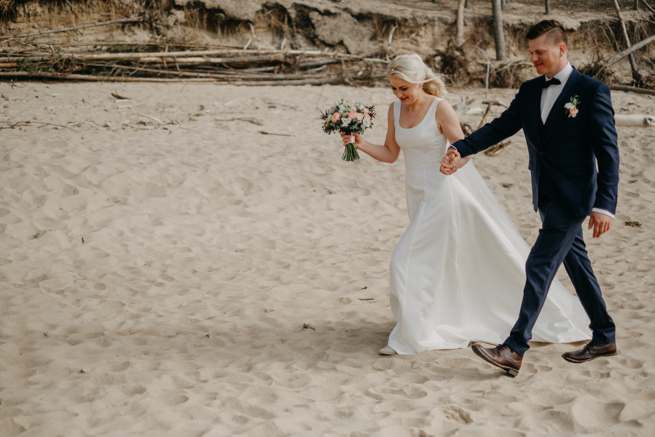 Aiga + Juris / 2021 Kāzu fotosesija pie jūras Carnikavā. Kāzu × Ģimenes notikumu fotografs Edgars Kalniņš