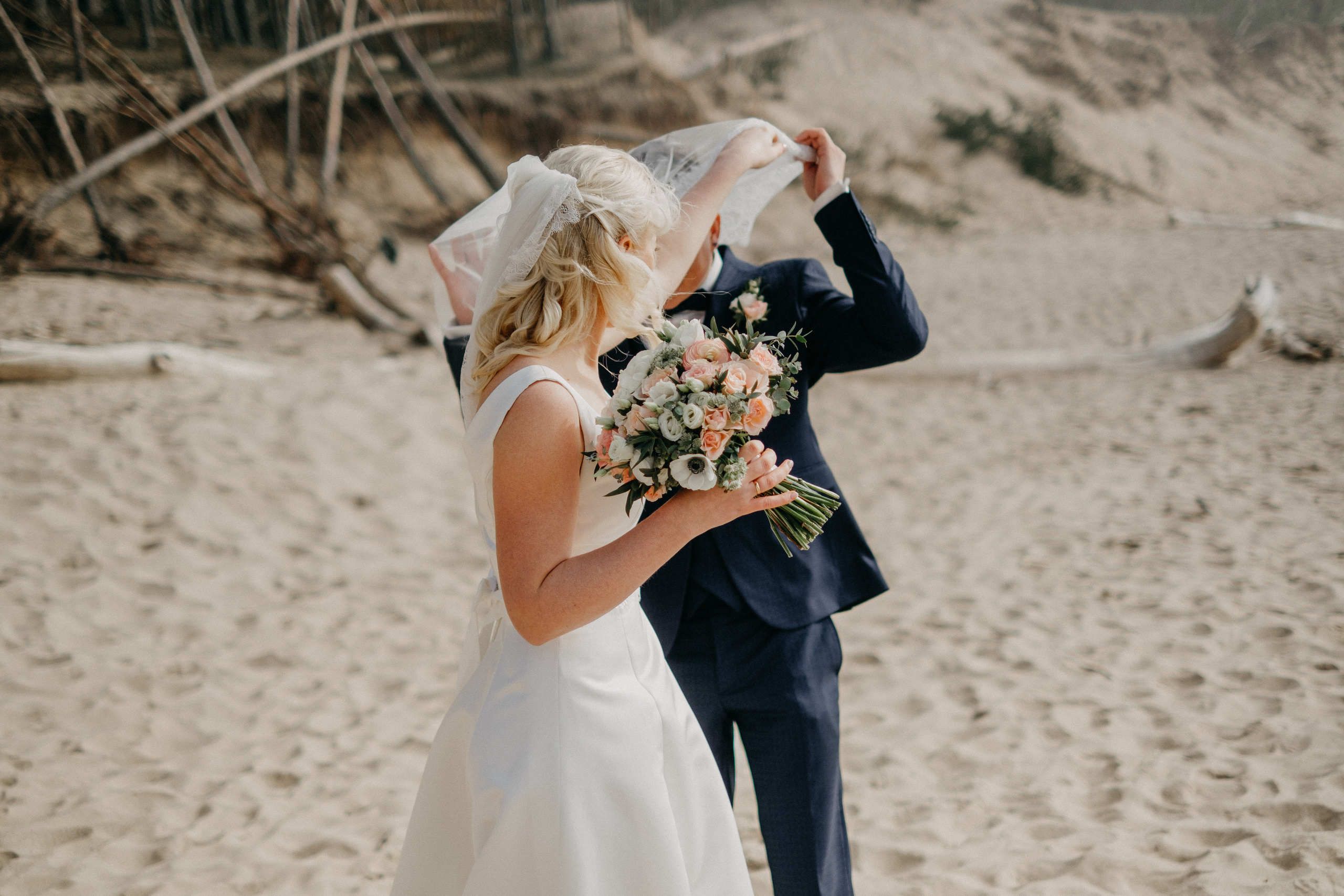 Aiga + Juris / 2021 Kāzu fotosesija pie jūras Carnikavā. Kāzu × Ģimenes notikumu fotografs Edgars Kalniņš