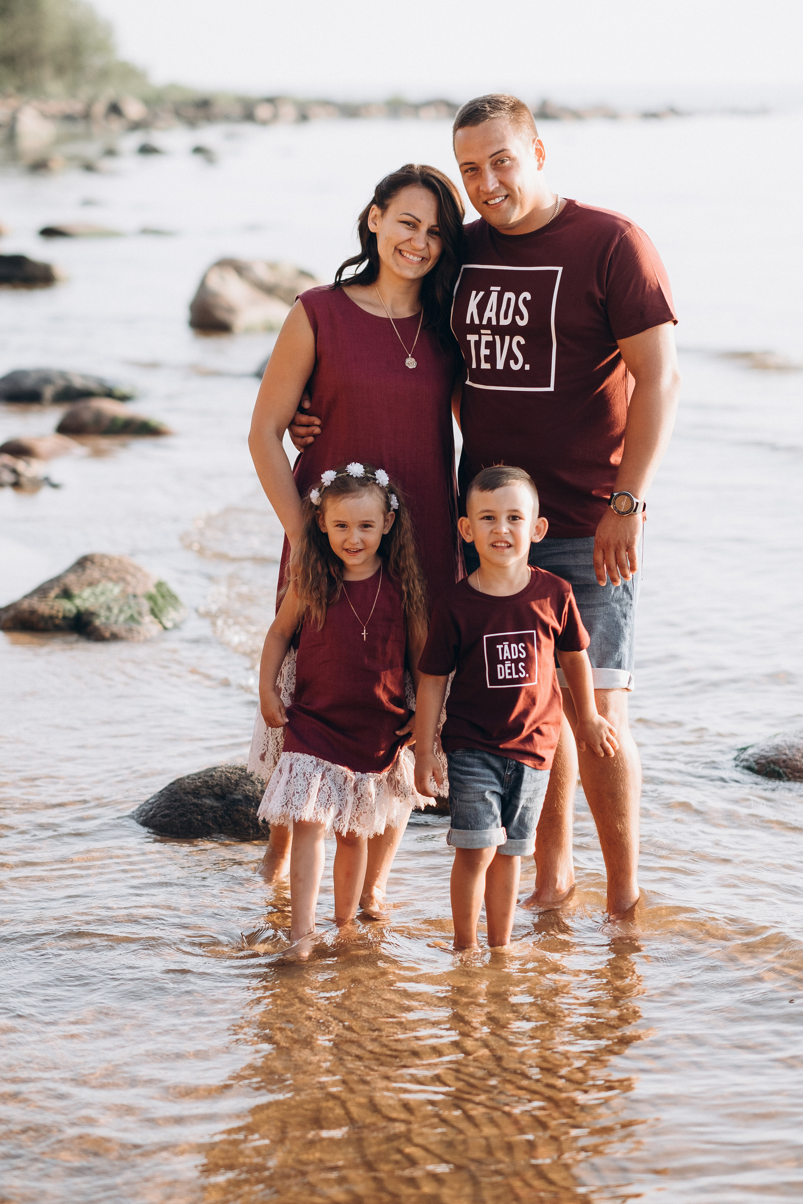 Ģimenes bilde pludmalē