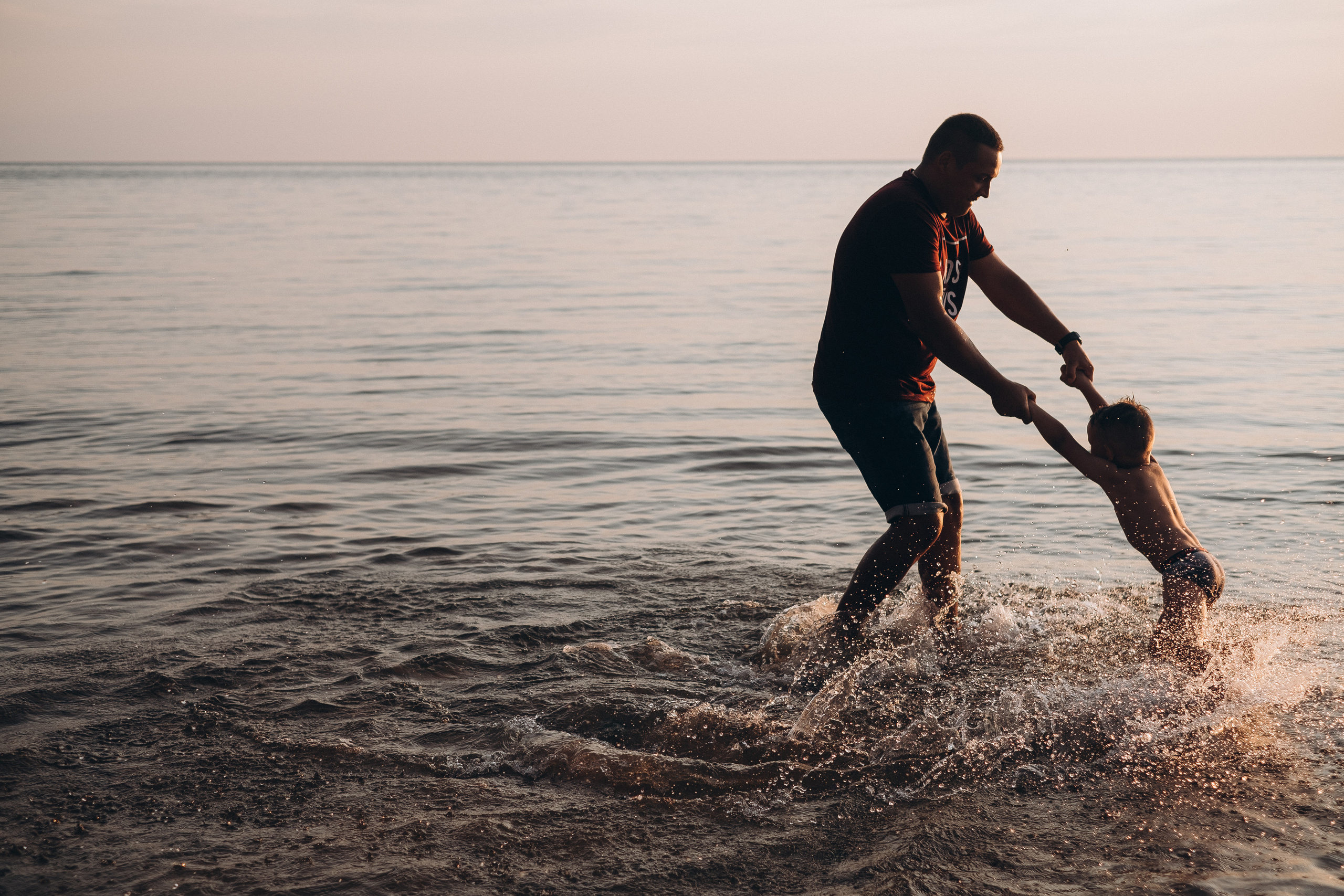 Ģimenes fotosesija Veczemju klintīs. Kāzu × Ģimenes notikumu fotografs Edgars Kalniņš