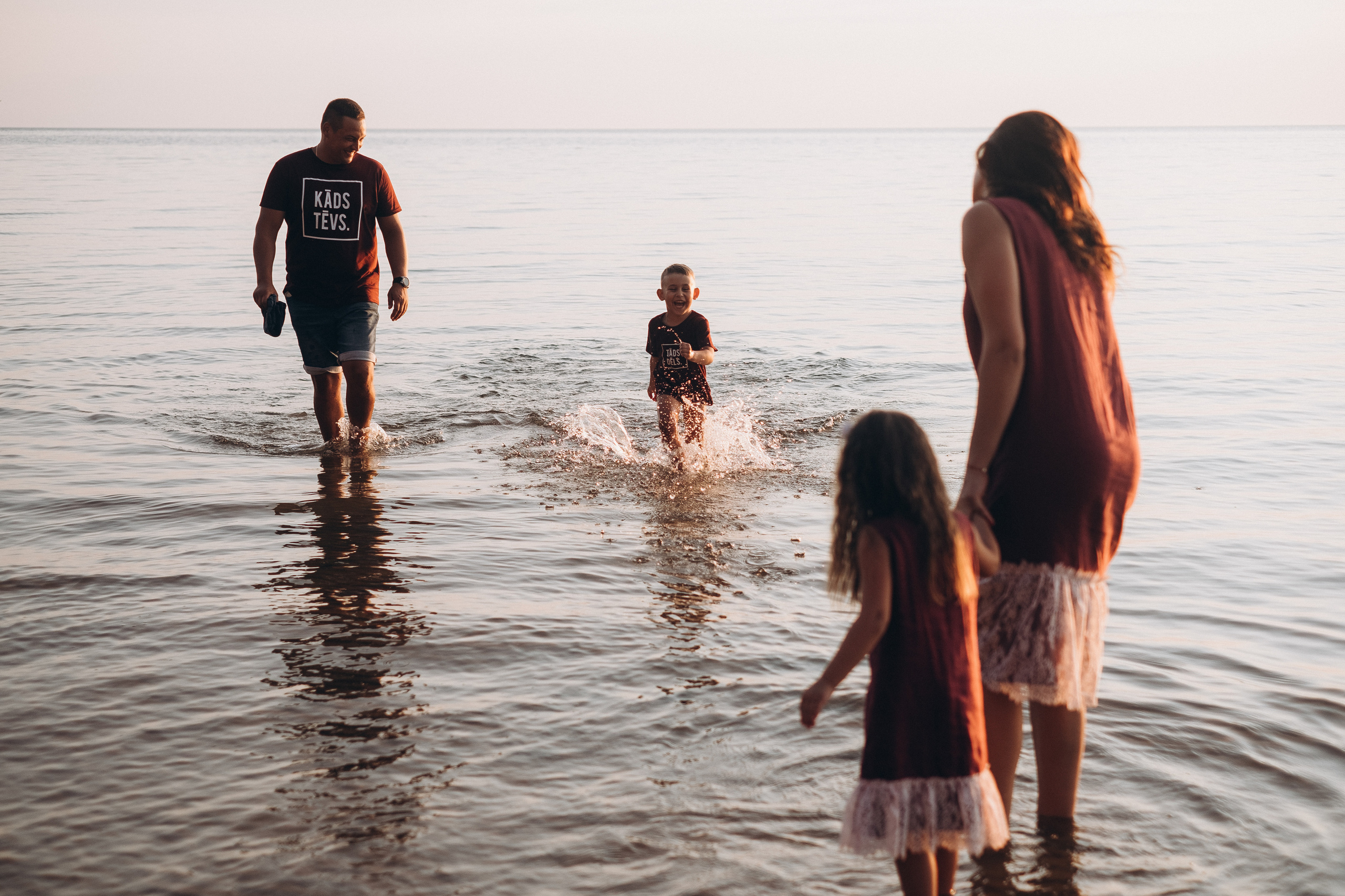 Ģimenes fotosesija Veczemju klintīs. Kāzu × Ģimenes notikumu fotografs Edgars Kalniņš