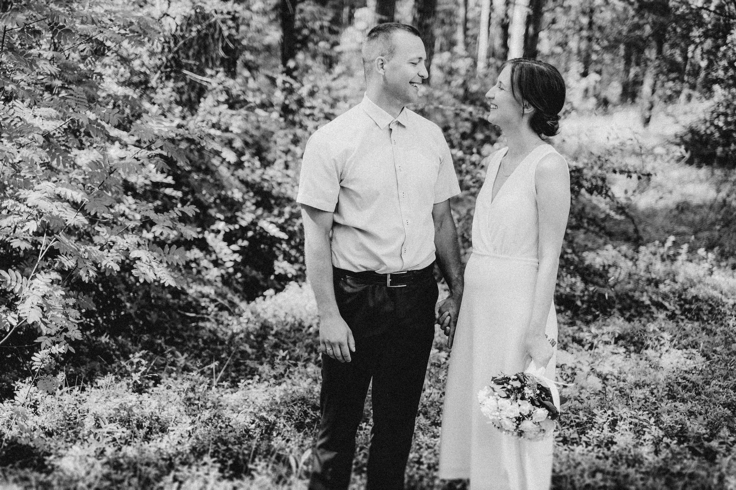 Viktorija + Artūrs | Kāzu fotosesija mežā. Kāzu × Ģimenes notikumu fotografs Edgars Kalniņš