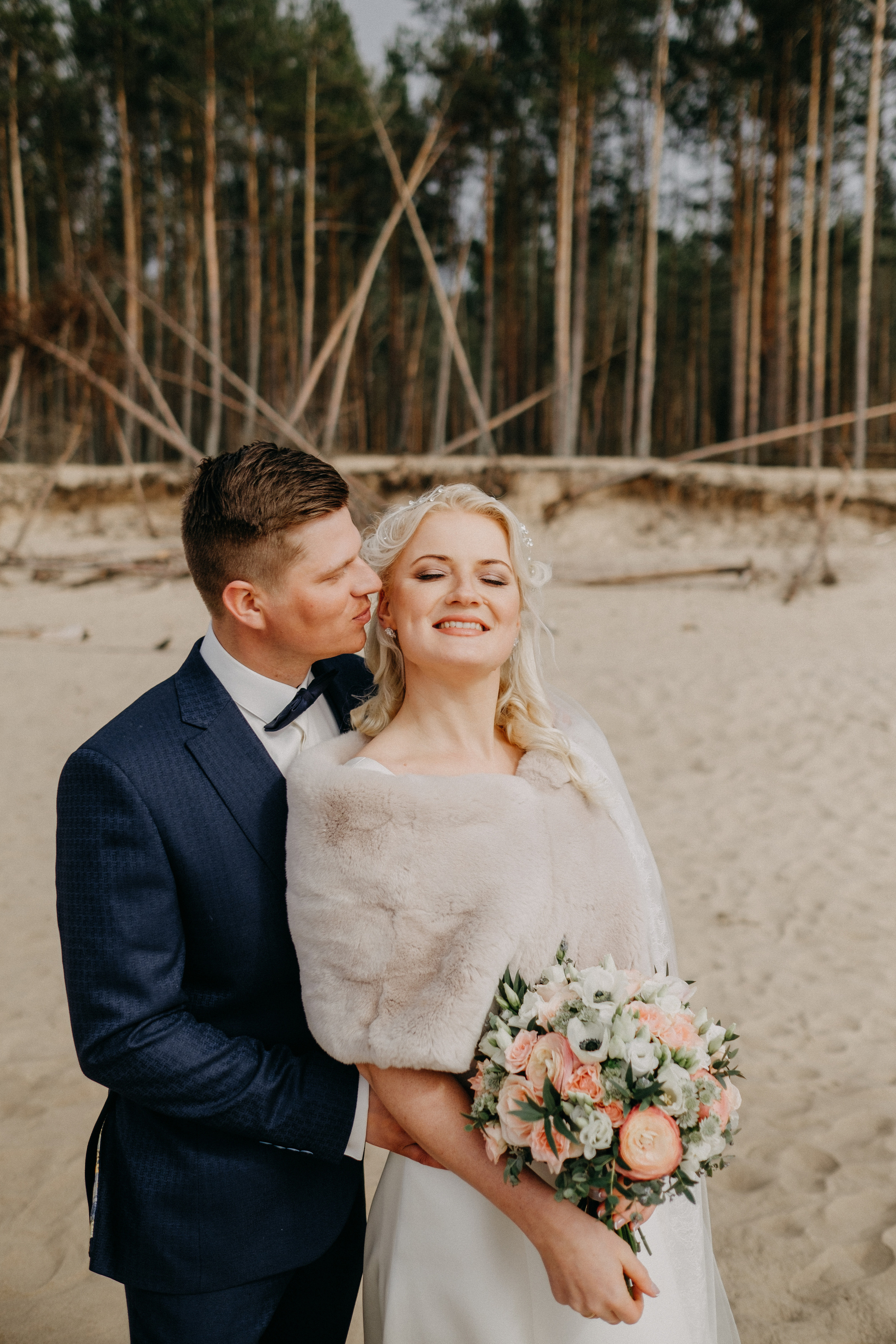 Aiga + Juris / 2021 Kāzu fotosesija pie jūras Carnikavā. Kāzu × Ģimenes notikumu fotografs Edgars Kalniņš