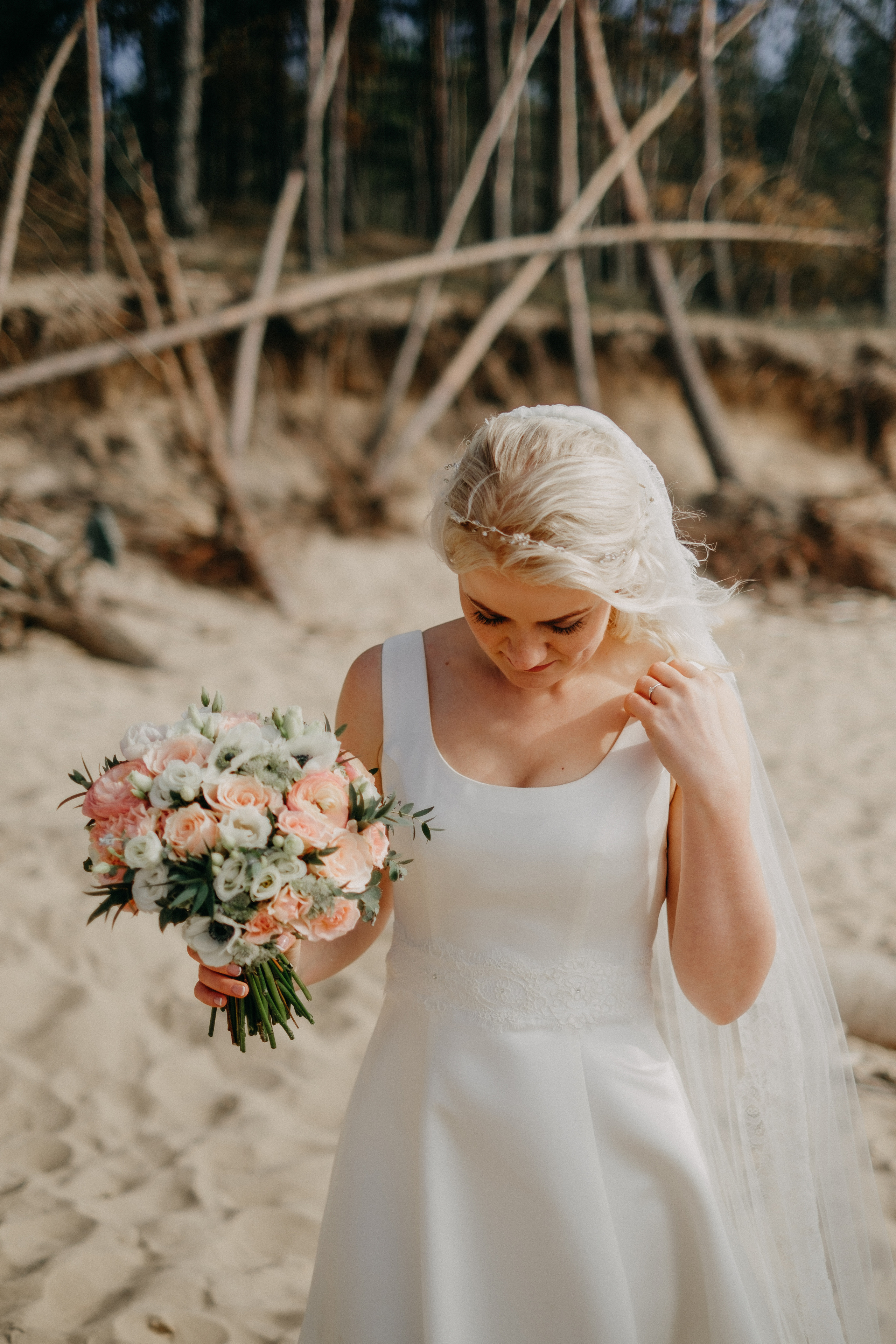 Aiga + Juris / 2021 Kāzu fotosesija pie jūras Carnikavā. Kāzu × Ģimenes notikumu fotografs Edgars Kalniņš