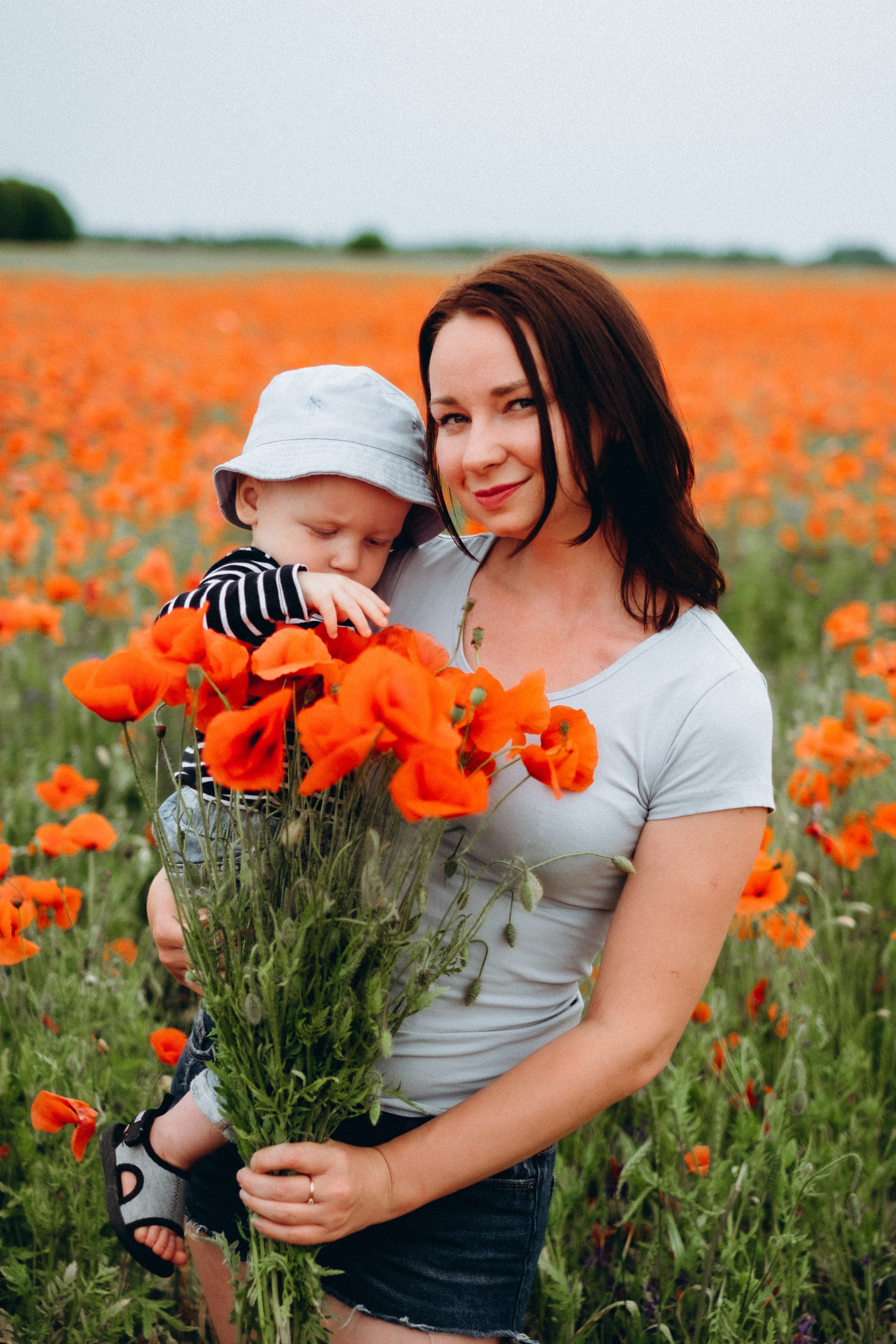 Fotosesija magoņu laukā. Kāzu × Ģimenes notikumu fotografs Edgars Kalniņš