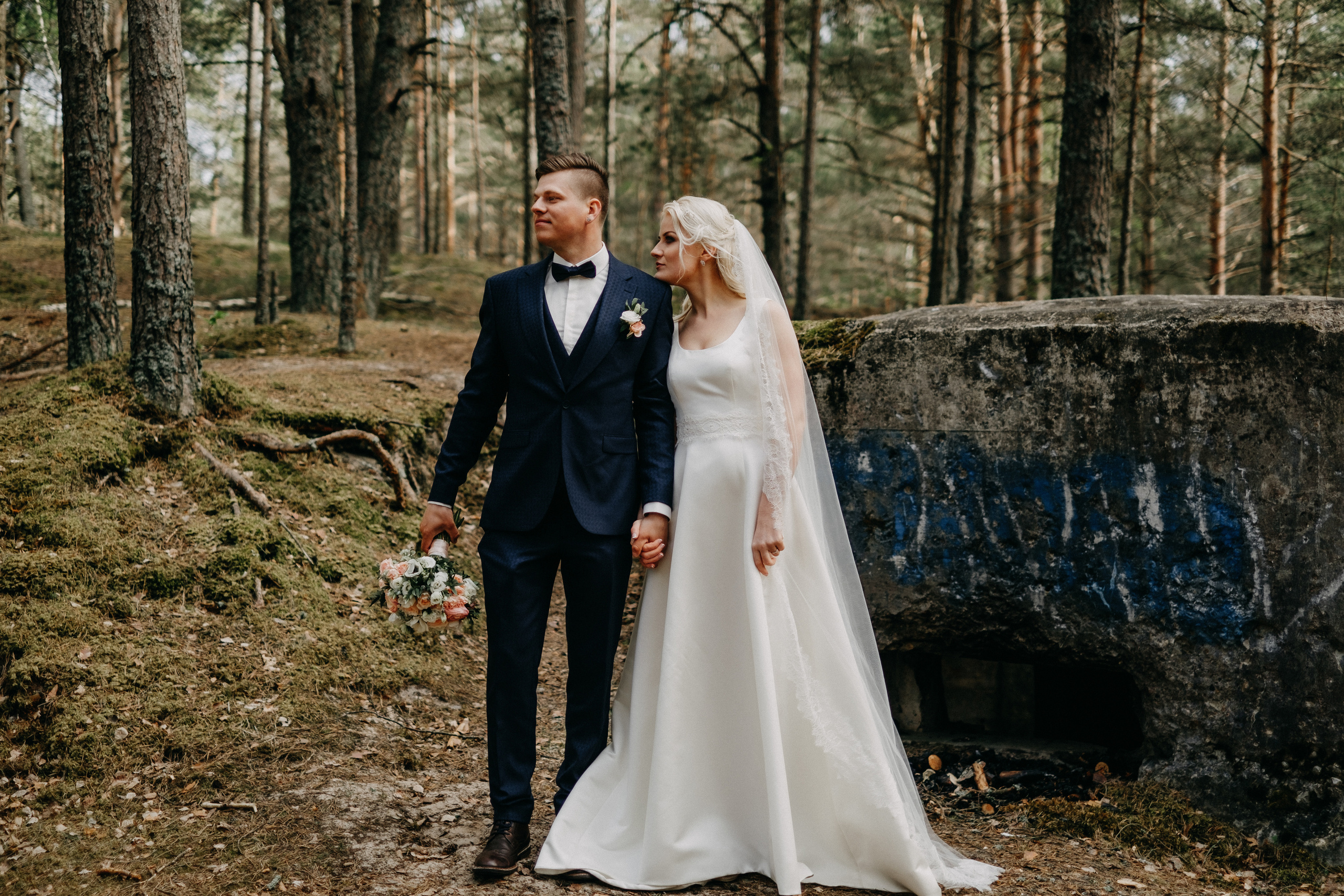 Aiga + Juris / 2021 Kāzu fotosesija pie jūras Carnikavā. Kāzu × Ģimenes notikumu fotografs Edgars Kalniņš