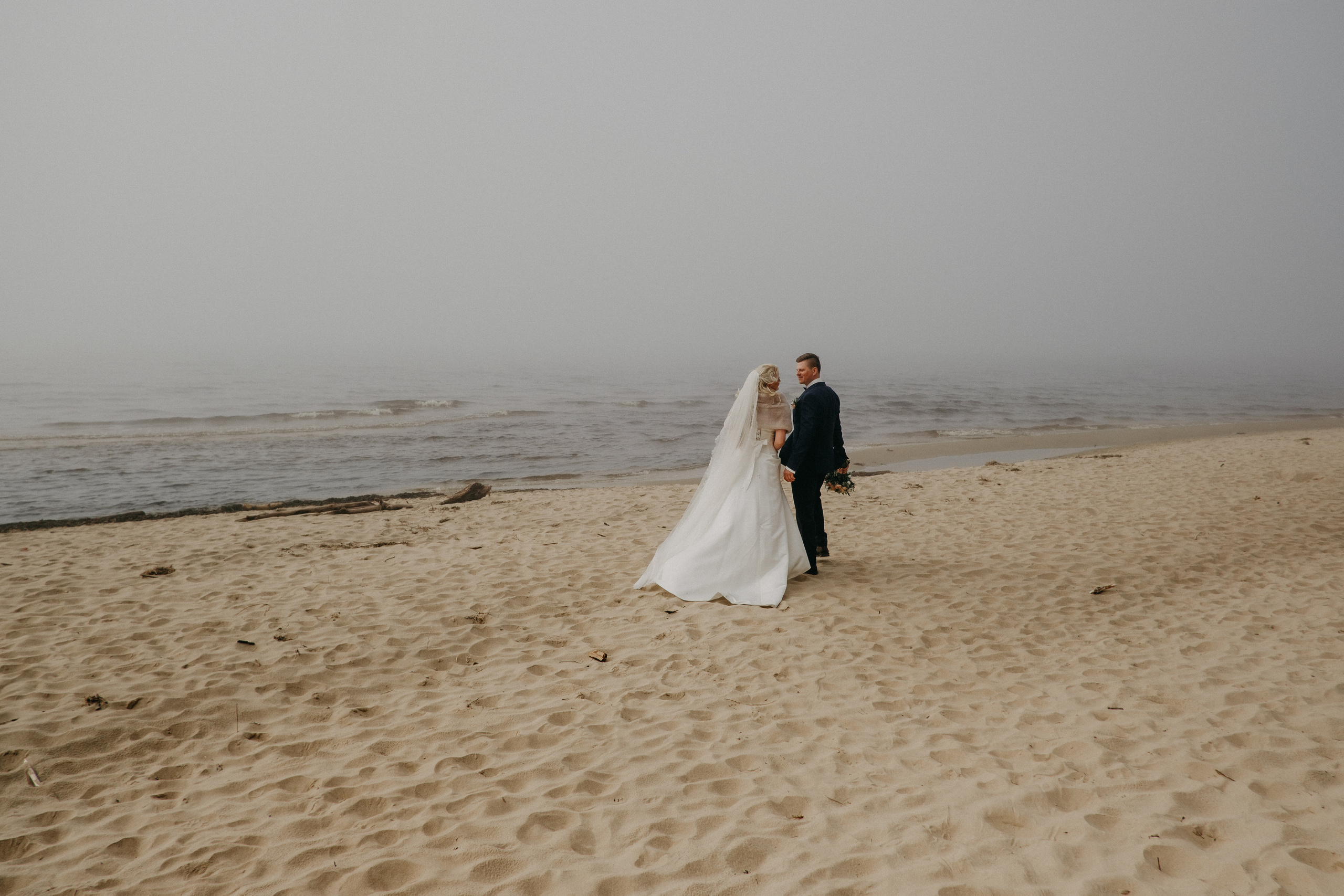 Aiga + Juris / 2021 Kāzu fotosesija pie jūras Carnikavā. Kāzu × Ģimenes notikumu fotografs Edgars Kalniņš