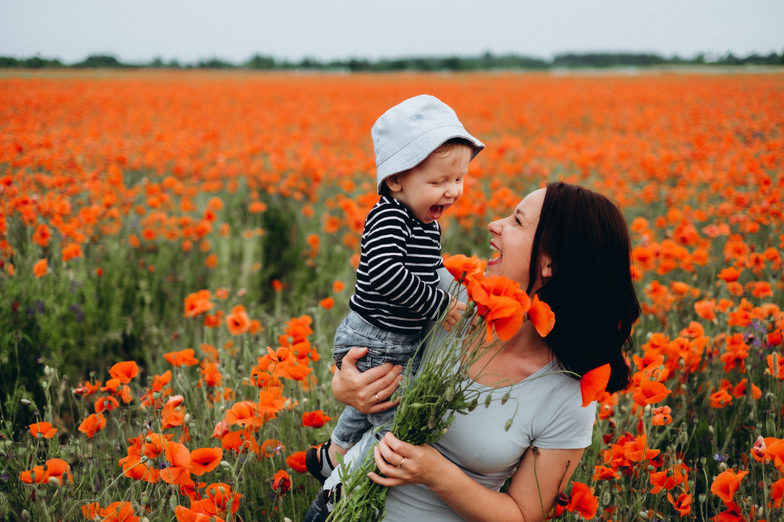 Fotosesija magoņu laukā. Kāzu × Ģimenes notikumu fotografs Edgars Kalniņš