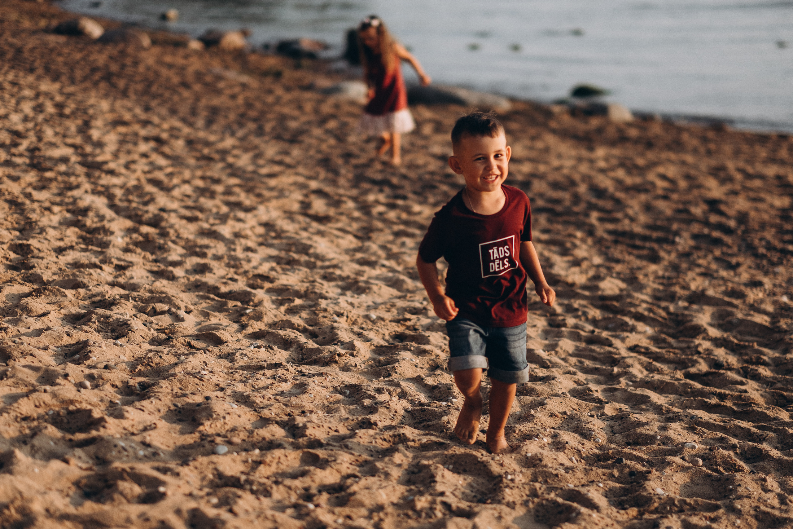 Ģimenes fotosesija Veczemju klintīs. Kāzu × Ģimenes notikumu fotografs Edgars Kalniņš