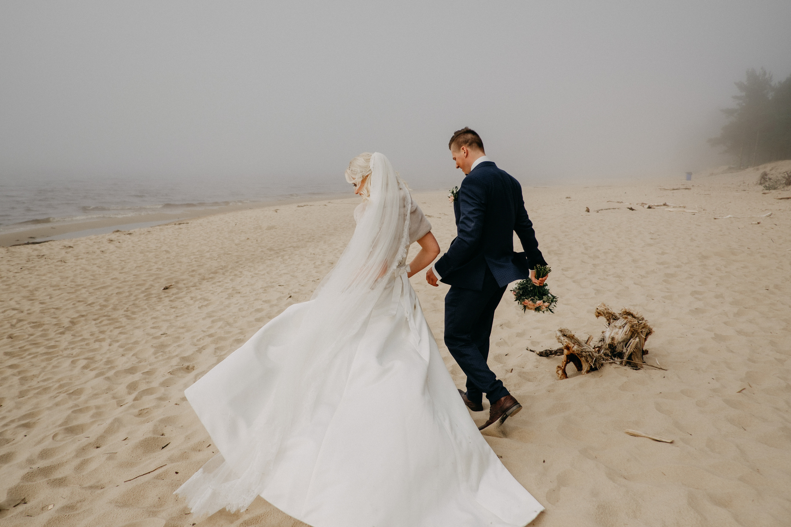 Aiga + Juris / 2021 Kāzu fotosesija pie jūras Carnikavā. Kāzu × Ģimenes notikumu fotografs Edgars Kalniņš