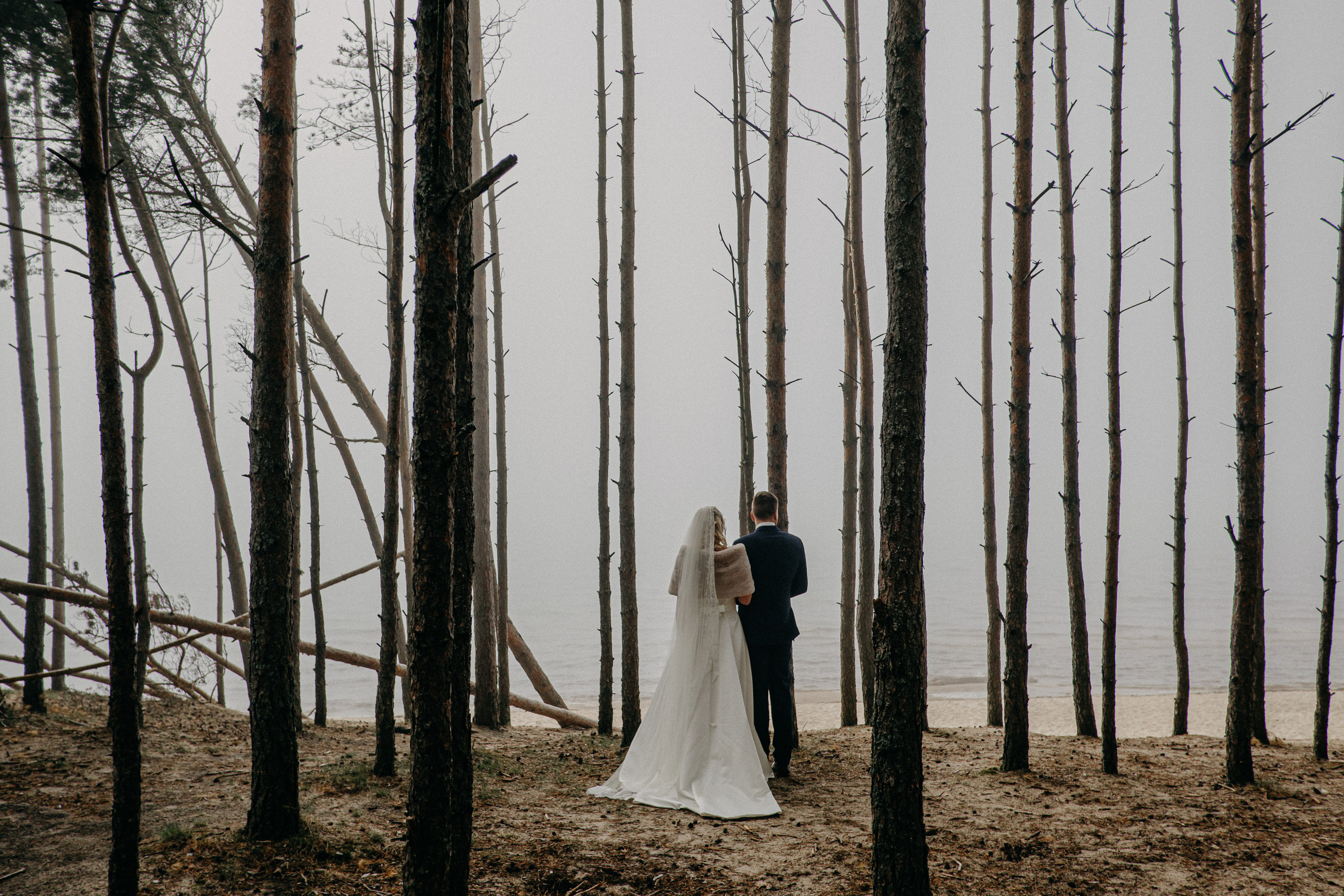 Aiga + Juris / 2021 Kāzu fotosesija pie jūras Carnikavā. Kāzu × Ģimenes notikumu fotografs Edgars Kalniņš
