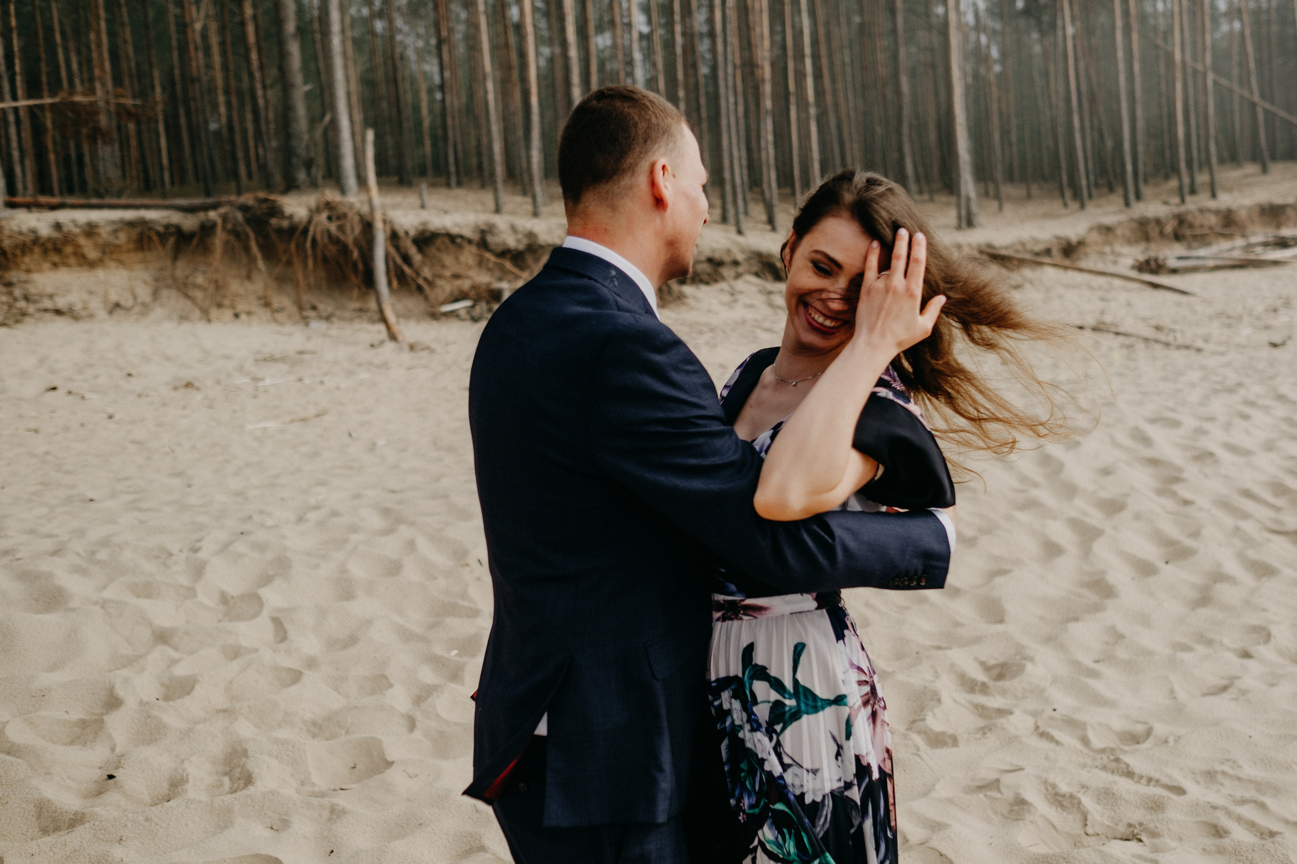 Aiga + Juris / 2021 Kāzu fotosesija pie jūras Carnikavā. Kāzu × Ģimenes notikumu fotografs Edgars Kalniņš