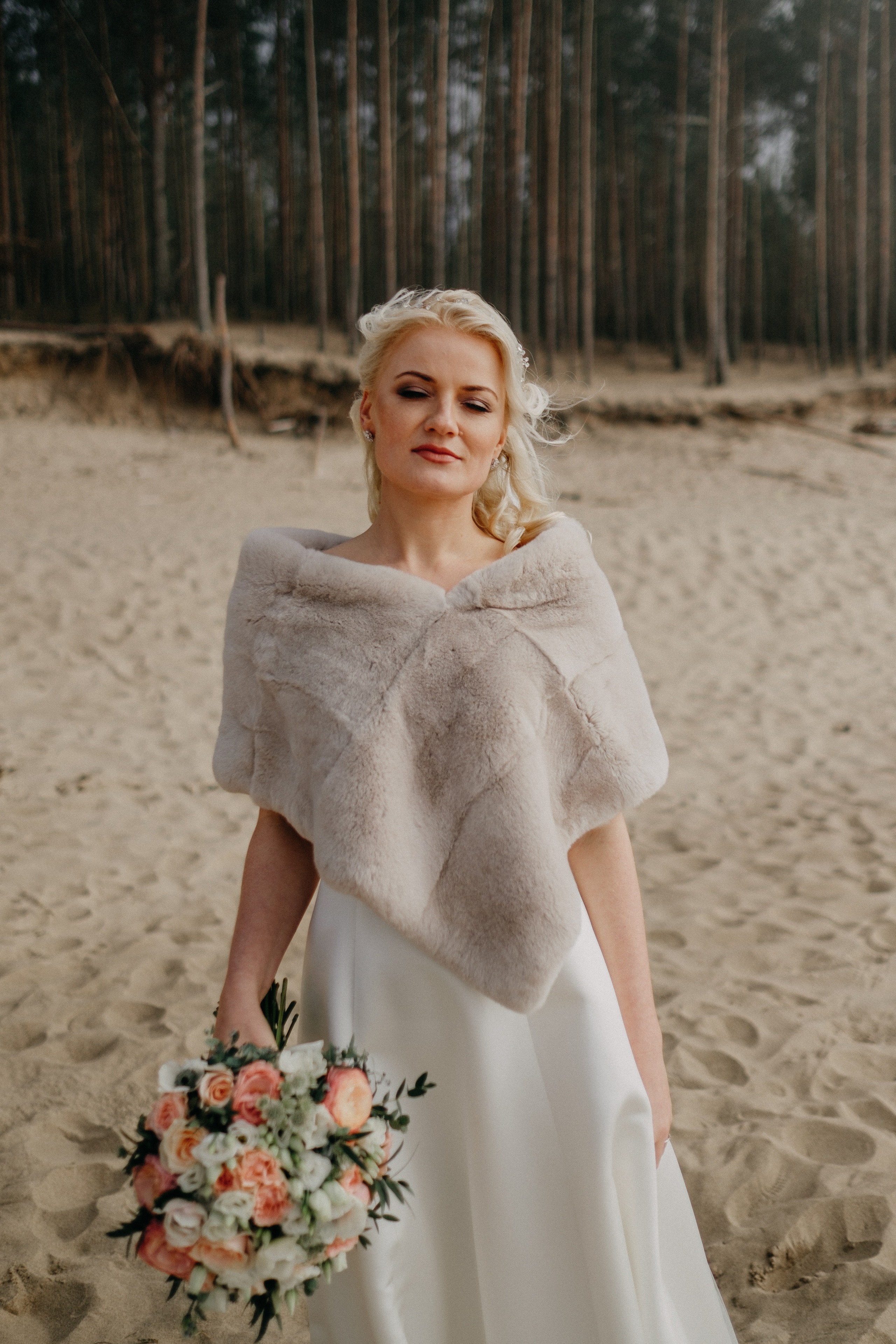 Aiga + Juris / 2021 Kāzu fotosesija pie jūras Carnikavā. Kāzu × Ģimenes notikumu fotografs Edgars Kalniņš