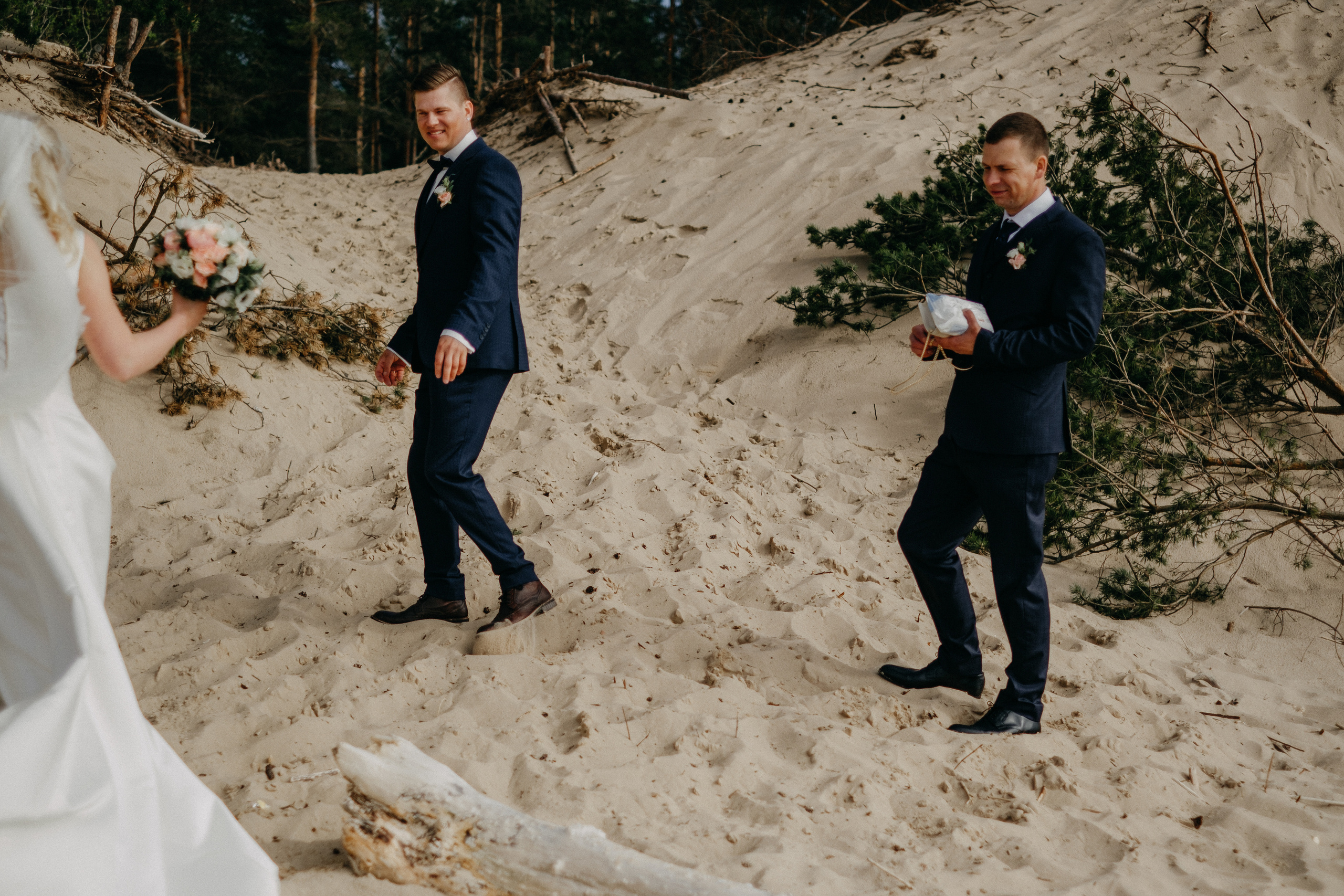 Aiga + Juris / 2021 Kāzu fotosesija pie jūras Carnikavā. Kāzu × Ģimenes notikumu fotografs Edgars Kalniņš