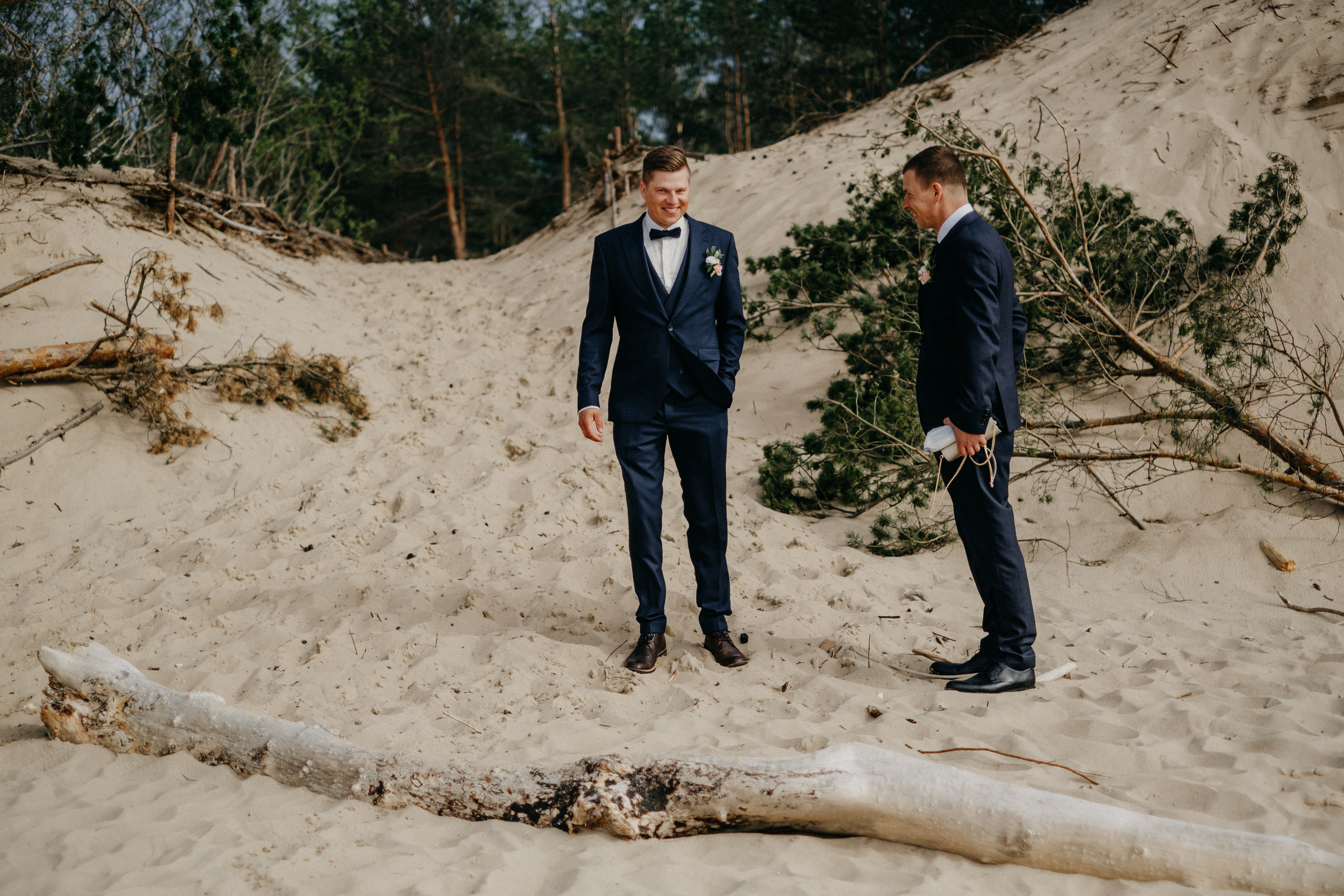 Aiga + Juris / 2021 Kāzu fotosesija pie jūras Carnikavā. Kāzu × Ģimenes notikumu fotografs Edgars Kalniņš